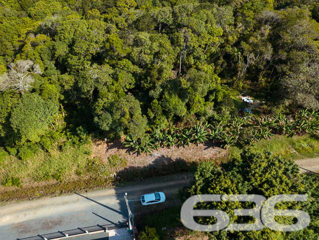 TERRENO À VENDA NO BAIRRO SALINAS

Realize seu sonho de ter um refúgio na praia com esse incrível terreno à venda em Balneário Barra do Sul!

Com 325m² de área e 13 metros de frente para a charmosa rua Índico, esse terreno está estrategicamente localizado no bairro Salinas, proporcionando uma oportunidade única de construir o projeto dos seus sonhos junto à natureza.

Agora, adquirir esse terreno ficou ainda mais acessível! Oferecemos vendas parceladas com financiamento direto através da Imobiliária 636. Com entrada facilitada e opções de saldo em até 144 parcelas, corrigidas anualmente pelo IGPM/FGV, realizar esse investimento se tornou uma realidade ao seu alcance.

Além disso, você contará com toda a infraestrutura necessária para viver com conforto e tranquilidade. Com escritura pública, registro de imóveis, rede de abastecimento de água, rede elétrica e ruas ensaibradas, esse terreno está demarcado e pronto para a construção da casa dos seus sonhos.

Não deixe essa oportunidade escapar! Venha desfrutar de momentos inesquecíveis junto à praia, em um local de crescimento e com muitas experiências para viver com a família.

Fale conosco e saiba mais:
Telefone: (47) 3443-3636
WhatsApp: (47) 99190-0636

Imobiliária 636.