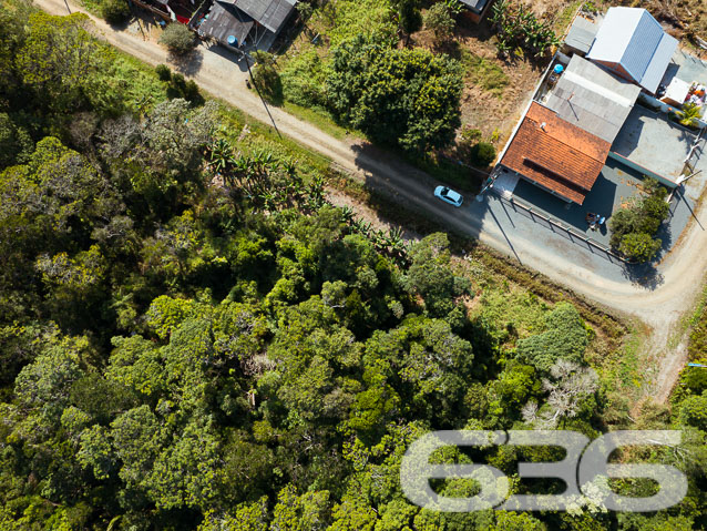 TERRENO À VENDA NO BAIRRO SALINAS

Realize seu sonho de ter um refúgio na praia com esse incrível terreno à venda em Balneário Barra do Sul!

Com 325m² de área e 13 metros de frente para a charmosa rua Índico, esse terreno está estrategicamente localizado no bairro Salinas, proporcionando uma oportunidade única de construir o projeto dos seus sonhos junto à natureza.

Agora, adquirir esse terreno ficou ainda mais acessível! Oferecemos vendas parceladas com financiamento direto através da Imobiliária 636. Com entrada facilitada e opções de saldo em até 144 parcelas, corrigidas anualmente pelo IGPM/FGV, realizar esse investimento se tornou uma realidade ao seu alcance.

Além disso, você contará com toda a infraestrutura necessária para viver com conforto e tranquilidade. Com escritura pública, registro de imóveis, rede de abastecimento de água, rede elétrica e ruas ensaibradas, esse terreno está demarcado e pronto para a construção da casa dos seus sonhos.

Não deixe essa oportunidade escapar! Venha desfrutar de momentos inesquecíveis junto à praia, em um local de crescimento e com muitas experiências para viver com a família.

Fale conosco e saiba mais:
Telefone: (47) 3443-3636
WhatsApp: (47) 99190-0636

Imobiliária 636.