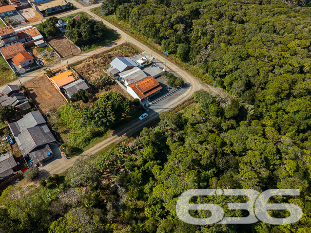 TERRENO À VENDA NO BAIRRO SALINAS

Realize seu sonho de ter um refúgio na praia com esse incrível terreno à venda em Balneário Barra do Sul!

Com 325m² de área e 13 metros de frente para a charmosa rua Índico, esse terreno está estrategicamente localizado no bairro Salinas, proporcionando uma oportunidade única de construir o projeto dos seus sonhos junto à natureza.

Agora, adquirir esse terreno ficou ainda mais acessível! Oferecemos vendas parceladas com financiamento direto através da Imobiliária 636. Com entrada facilitada e opções de saldo em até 144 parcelas, corrigidas anualmente pelo IGPM/FGV, realizar esse investimento se tornou uma realidade ao seu alcance.

Além disso, você contará com toda a infraestrutura necessária para viver com conforto e tranquilidade. Com escritura pública, registro de imóveis, rede de abastecimento de água, rede elétrica e ruas ensaibradas, esse terreno está demarcado e pronto para a construção da casa dos seus sonhos.

Não deixe essa oportunidade escapar! Venha desfrutar de momentos inesquecíveis junto à praia, em um local de crescimento e com muitas experiências para viver com a família.

Fale conosco e saiba mais:
Telefone: (47) 3443-3636
WhatsApp: (47) 99190-0636

Imobiliária 636.