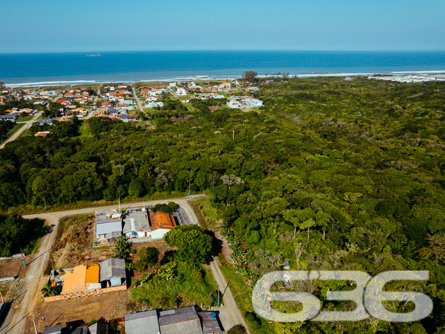TERRENO À VENDA NO BAIRRO SALINAS

Realize seu sonho de ter um refúgio na praia com esse incrível terreno à venda em Balneário Barra do Sul!

Com 325m² de área e 13 metros de frente para a charmosa rua Índico, esse terreno está estrategicamente localizado no bairro Salinas, proporcionando uma oportunidade única de construir o projeto dos seus sonhos junto à natureza.

Agora, adquirir esse terreno ficou ainda mais acessível! Oferecemos vendas parceladas com financiamento direto através da Imobiliária 636. Com entrada facilitada e opções de saldo em até 144 parcelas, corrigidas anualmente pelo IGPM/FGV, realizar esse investimento se tornou uma realidade ao seu alcance.

Além disso, você contará com toda a infraestrutura necessária para viver com conforto e tranquilidade. Com escritura pública, registro de imóveis, rede de abastecimento de água, rede elétrica e ruas ensaibradas, esse terreno está demarcado e pronto para a construção da casa dos seus sonhos.

Não deixe essa oportunidade escapar! Venha desfrutar de momentos inesquecíveis junto à praia, em um local de crescimento e com muitas experiências para viver com a família.

Fale conosco e saiba mais:
Telefone: (47) 3443-3636
WhatsApp: (47) 99190-0636

Imobiliária 636.