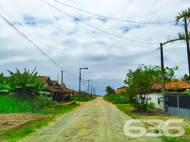 OPORTUNIDADE ÚNICA EM BALNEÁRIO BARRA DO SUL – TERRENO ESPAÇOSO E VERSÁTIL!
Descubra o potencial deste terreno espaçoso de 350m², localizado no bairro Salinas, em Balneário Barra do Sul. Com uma frente de 14 metros e 25 metros de profundidade, este terreno oferece um leque de possibilidades para construir a casa dos seus sonhos ou realizar um investimento inteligente em geminados.
Terrenos com vendas parceladas, financiamento direto com a Imobiliária 636. Entrada facilitada e o saldo em até 144 parcelas. (Correção monetária anual pelo IGPM/FGV.)
Ele é perfeito para quem busca um espaço amplo para construir uma residência personalizada ou para investidores que desejam desenvolver projetos imobiliários rentáveis, como a construção de geminados.
Situado no bairro Salinas, este terreno combina a tranquilidade de uma área residencial com a conveniência de estar próximo a praias deslumbrantes, comércios e serviços essenciais.
Viva a experiência de estar próximo às belezas naturais do litoral catarinense, com fácil acesso a praias paradisíacas e lagoas encantadoras, proporcionando um estilo de vida único e relaxante.
Com mais de 30 anos de experiência no mercado imobiliário, estamos prontos para ajudá-lo a realizar seu projeto de vida ou investimento. Para mais informações, entre em contato pelo telefone (47) 3448-3636 ou WhatsApp (47) 99190-0636.
Este e outros milhares de imóveis no site: i636.com.br