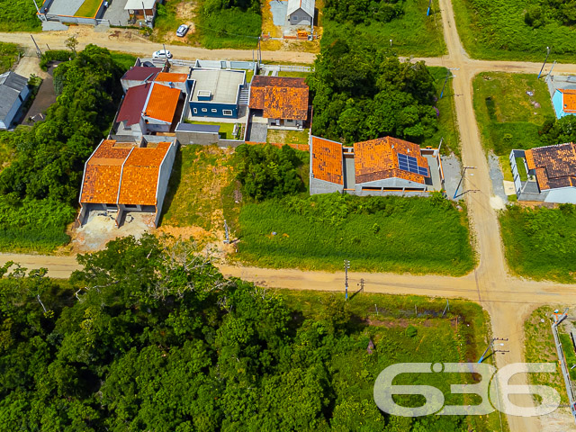 OPORTUNIDADE ÚNICA EM BALNEÁRIO BARRA DO SUL – TERRENO ESPAÇOSO E VERSÁTIL!
Descubra o potencial deste terreno espaçoso de 350m², localizado no bairro Salinas, em Balneário Barra do Sul. Com uma frente de 14 metros e 25 metros de profundidade, este terreno oferece um leque de possibilidades para construir a casa dos seus sonhos ou realizar um investimento inteligente em geminados.
Terrenos com vendas parceladas, financiamento direto com a Imobiliária 636. Entrada facilitada e o saldo em até 144 parcelas. (Correção monetária anual pelo IGPM/FGV.)
Ele é perfeito para quem busca um espaço amplo para construir uma residência personalizada ou para investidores que desejam desenvolver projetos imobiliários rentáveis, como a construção de geminados.
Situado no bairro Salinas, este terreno combina a tranquilidade de uma área residencial com a conveniência de estar próximo a praias deslumbrantes, comércios e serviços essenciais.
Viva a experiência de estar próximo às belezas naturais do litoral catarinense, com fácil acesso a praias paradisíacas e lagoas encantadoras, proporcionando um estilo de vida único e relaxante.
Com mais de 30 anos de experiência no mercado imobiliário, estamos prontos para ajudá-lo a realizar seu projeto de vida ou investimento. Para mais informações, entre em contato pelo telefone (47) 3448-3636 ou WhatsApp (47) 99190-0636.
Este e outros milhares de imóveis no site: i636.com.br