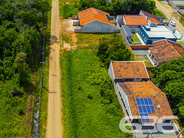OPORTUNIDADE ÚNICA EM BALNEÁRIO BARRA DO SUL – TERRENO ESPAÇOSO E VERSÁTIL!
Descubra o potencial deste terreno espaçoso de 350m², localizado no bairro Salinas, em Balneário Barra do Sul. Com uma frente de 14 metros e 25 metros de profundidade, este terreno oferece um leque de possibilidades para construir a casa dos seus sonhos ou realizar um investimento inteligente em geminados.
Terrenos com vendas parceladas, financiamento direto com a Imobiliária 636. Entrada facilitada e o saldo em até 144 parcelas. (Correção monetária anual pelo IGPM/FGV.)
Ele é perfeito para quem busca um espaço amplo para construir uma residência personalizada ou para investidores que desejam desenvolver projetos imobiliários rentáveis, como a construção de geminados.
Situado no bairro Salinas, este terreno combina a tranquilidade de uma área residencial com a conveniência de estar próximo a praias deslumbrantes, comércios e serviços essenciais.
Viva a experiência de estar próximo às belezas naturais do litoral catarinense, com fácil acesso a praias paradisíacas e lagoas encantadoras, proporcionando um estilo de vida único e relaxante.
Com mais de 30 anos de experiência no mercado imobiliário, estamos prontos para ajudá-lo a realizar seu projeto de vida ou investimento. Para mais informações, entre em contato pelo telefone (47) 3448-3636 ou WhatsApp (47) 99190-0636.
Este e outros milhares de imóveis no site: i636.com.br