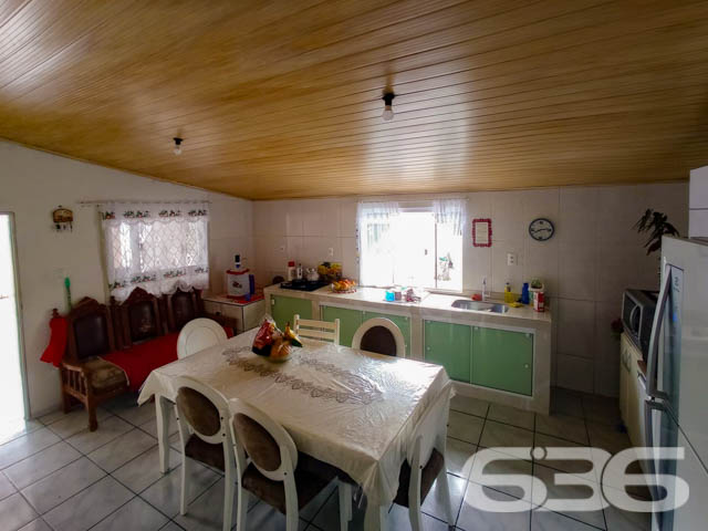 OPORTUNIDADE, 2 CASAS EM TERRENO NO BAIRRO SALINAS EM BALNEÁRIO BARRA DO SUL
Esse terreno amplo abriga 2 casas, uma de alvenaria em boas condições e outra de madeira nos fundos, do tipo meia água. Com uma localização privilegiada no bairro Salinas, esse imóvel está a apenas 650 metros de distância do mar.
A casa de alvenaria conta com 4 quartos, proporcionando espaço e conforto para toda a família. A casa de madeira, por sua vez, pode ser utilizada para diversas finalidades, como área de lazer, espaço para visitas, uma oficina ou ateliê.
Ligue para agendar uma visita
Telefone: (47) 3448-3636
WhatsApp: (47) 99190-0636
A Imobiliária 636 está à disposição para auxiliá-lo nessa negociação e garantir a realização dos seus objetivos imobiliários.