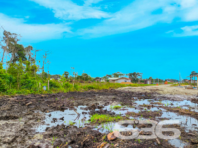OPORTUNIDADE DE INVESTIMENTO A POUCOS MINUTOS DO MAR EM BALNEÁRIO BARRA DO SUL/SC!
Se você busca um terreno plano, com excelente metragem e localização estratégica para construir sua casa de praia ou investir com segurança, este lote é para você!
Localizado no bairro Salinas, em Balneário Barra do Sul/SC, este terreno conta com 360m² de área total. A região está em crescimento, com diversos imóveis novos no entorno, infraestrutura básica em expansão e a apenas minutos do mar.
As imagens destacam o potencial de desenvolvimento da região, com limpeza inicial já iniciada, vegetação nativa preservada nos fundos e diversos lotes vizinhos já vendidos. A vista aérea comprova: este é um dos últimos terrenos disponíveis em uma quadra promissora, a poucas quadras da orla!
Invista com segurança e respaldo técnico-jurídico em uma das imobiliárias mais tradicionais de Santa Catarina. Há mais de 30 anos, a 636 Negócios Imobiliários entrega resultados sólidos e negócios transparentes.
Agende sua visita com um de nossos corretores e garanta já seu espaço no litoral!
636 NEGÓCIOS IMOBILIÁRIOS: A SUA MELHOR ESCOLHA
Com mais de 30 anos de experiência, a 636 Negócios Imobiliários é sua parceira ideal para encontrar o imóvel perfeito. Estamos prontos para ajudá-lo a fazer deste imóvel o seu novo lar.
Telefone: (47) 3451-0636
WhatsApp: (47) 99190-0636
Não perca esta oportunidade única. Visite nosso site para mais informações: i636.com.br