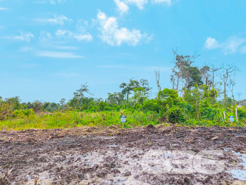 OPORTUNIDADE DE INVESTIMENTO A POUCOS MINUTOS DO MAR EM BALNEÁRIO BARRA DO SUL/SC!
Se você busca um terreno plano, com excelente metragem e localização estratégica para construir sua casa de praia ou investir com segurança, este lote é para você!
Localizado no bairro Salinas, em Balneário Barra do Sul/SC, este terreno conta com 360m² de área total. A região está em crescimento, com diversos imóveis novos no entorno, infraestrutura básica em expansão e a apenas minutos do mar.
As imagens destacam o potencial de desenvolvimento da região, com limpeza inicial já iniciada, vegetação nativa preservada nos fundos e diversos lotes vizinhos já vendidos. A vista aérea comprova: este é um dos últimos terrenos disponíveis em uma quadra promissora, a poucas quadras da orla!
Invista com segurança e respaldo técnico-jurídico em uma das imobiliárias mais tradicionais de Santa Catarina. Há mais de 30 anos, a 636 Negócios Imobiliários entrega resultados sólidos e negócios transparentes.
Agende sua visita com um de nossos corretores e garanta já seu espaço no litoral!
636 NEGÓCIOS IMOBILIÁRIOS: A SUA MELHOR ESCOLHA
Com mais de 30 anos de experiência, a 636 Negócios Imobiliários é sua parceira ideal para encontrar o imóvel perfeito. Estamos prontos para ajudá-lo a fazer deste imóvel o seu novo lar.
Telefone: (47) 3451-0636
WhatsApp: (47) 99190-0636
Não perca esta oportunidade única. Visite nosso site para mais informações: i636.com.br