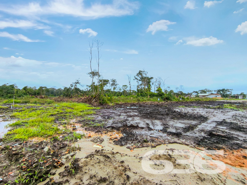 OPORTUNIDADE DE INVESTIMENTO A POUCOS MINUTOS DO MAR EM BALNEÁRIO BARRA DO SUL/SC!
Se você busca um terreno plano, com excelente metragem e localização estratégica para construir sua casa de praia ou investir com segurança, este lote é para você!
Localizado no bairro Salinas, em Balneário Barra do Sul/SC, este terreno conta com 360m² de área total. A região está em crescimento, com diversos imóveis novos no entorno, infraestrutura básica em expansão e a apenas minutos do mar.
As imagens destacam o potencial de desenvolvimento da região, com limpeza inicial já iniciada, vegetação nativa preservada nos fundos e diversos lotes vizinhos já vendidos. A vista aérea comprova: este é um dos últimos terrenos disponíveis em uma quadra promissora, a poucas quadras da orla!
Invista com segurança e respaldo técnico-jurídico em uma das imobiliárias mais tradicionais de Santa Catarina. Há mais de 30 anos, a 636 Negócios Imobiliários entrega resultados sólidos e negócios transparentes.
Agende sua visita com um de nossos corretores e garanta já seu espaço no litoral!
636 NEGÓCIOS IMOBILIÁRIOS: A SUA MELHOR ESCOLHA
Com mais de 30 anos de experiência, a 636 Negócios Imobiliários é sua parceira ideal para encontrar o imóvel perfeito. Estamos prontos para ajudá-lo a fazer deste imóvel o seu novo lar.
Telefone: (47) 3451-0636
WhatsApp: (47) 99190-0636
Não perca esta oportunidade única. Visite nosso site para mais informações: i636.com.br