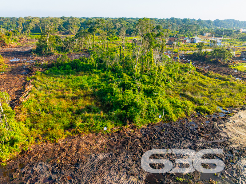 OPORTUNIDADE DE INVESTIMENTO A POUCOS MINUTOS DO MAR EM BALNEÁRIO BARRA DO SUL/SC!
Se você busca um terreno plano, com excelente metragem e localização estratégica para construir sua casa de praia ou investir com segurança, este lote é para você!
Localizado no bairro Salinas, em Balneário Barra do Sul/SC, este terreno conta com 360m² de área total. A região está em crescimento, com diversos imóveis novos no entorno, infraestrutura básica em expansão e a apenas minutos do mar.
As imagens destacam o potencial de desenvolvimento da região, com limpeza inicial já iniciada, vegetação nativa preservada nos fundos e diversos lotes vizinhos já vendidos. A vista aérea comprova: este é um dos últimos terrenos disponíveis em uma quadra promissora, a poucas quadras da orla!
Invista com segurança e respaldo técnico-jurídico em uma das imobiliárias mais tradicionais de Santa Catarina. Há mais de 30 anos, a 636 Negócios Imobiliários entrega resultados sólidos e negócios transparentes.
Agende sua visita com um de nossos corretores e garanta já seu espaço no litoral!
636 NEGÓCIOS IMOBILIÁRIOS: A SUA MELHOR ESCOLHA
Com mais de 30 anos de experiência, a 636 Negócios Imobiliários é sua parceira ideal para encontrar o imóvel perfeito. Estamos prontos para ajudá-lo a fazer deste imóvel o seu novo lar.
Telefone: (47) 3451-0636
WhatsApp: (47) 99190-0636
Não perca esta oportunidade única. Visite nosso site para mais informações: i636.com.br