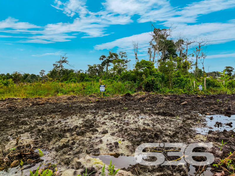 OPORTUNIDADE DE INVESTIMENTO A POUCOS MINUTOS DO MAR EM BALNEÁRIO BARRA DO SUL/SC!
Se você busca um terreno plano, com excelente metragem e localização estratégica para construir sua casa de praia ou investir com segurança, este lote é para você!
Localizado no bairro Salinas, em Balneário Barra do Sul/SC, este terreno conta com 360m² de área total. A região está em crescimento, com diversos imóveis novos no entorno, infraestrutura básica em expansão e a apenas minutos do mar.
As imagens destacam o potencial de desenvolvimento da região, com limpeza inicial já iniciada, vegetação nativa preservada nos fundos e diversos lotes vizinhos já vendidos. A vista aérea comprova: este é um dos últimos terrenos disponíveis em uma quadra promissora, a poucas quadras da orla!
Invista com segurança e respaldo técnico-jurídico em uma das imobiliárias mais tradicionais de Santa Catarina. Há mais de 30 anos, a 636 Negócios Imobiliários entrega resultados sólidos e negócios transparentes.
Agende sua visita com um de nossos corretores e garanta já seu espaço no litoral!
636 NEGÓCIOS IMOBILIÁRIOS: A SUA MELHOR ESCOLHA
Com mais de 30 anos de experiência, a 636 Negócios Imobiliários é sua parceira ideal para encontrar o imóvel perfeito. Estamos prontos para ajudá-lo a fazer deste imóvel o seu novo lar.
Telefone: (47) 3451-0636
WhatsApp: (47) 99190-0636
Não perca esta oportunidade única. Visite nosso site para mais informações: i636.com.br