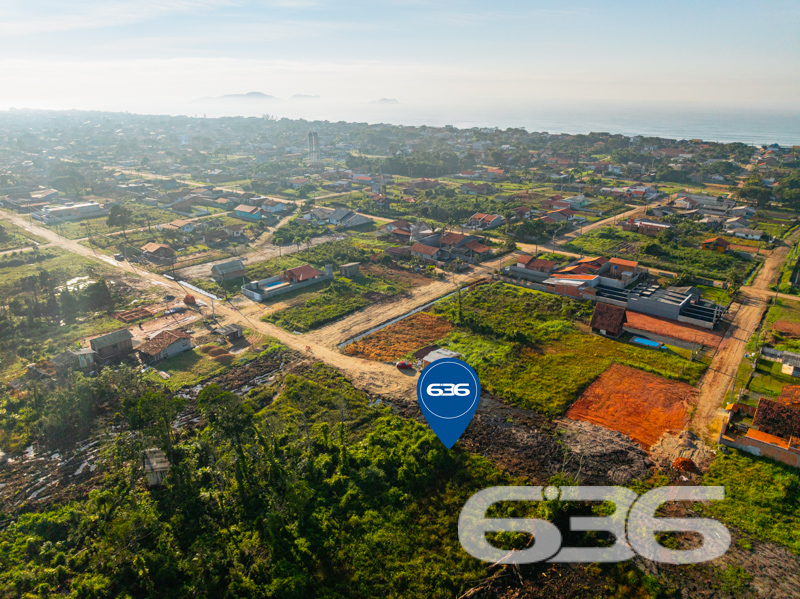 OPORTUNIDADE DE INVESTIMENTO A POUCOS MINUTOS DO MAR EM BALNEÁRIO BARRA DO SUL/SC!
Se você busca um terreno plano, com excelente metragem e localização estratégica para construir sua casa de praia ou investir com segurança, este lote é para você!
Localizado no bairro Salinas, em Balneário Barra do Sul/SC, este terreno conta com 360m² de área total. A região está em crescimento, com diversos imóveis novos no entorno, infraestrutura básica em expansão e a apenas minutos do mar.
As imagens destacam o potencial de desenvolvimento da região, com limpeza inicial já iniciada, vegetação nativa preservada nos fundos e diversos lotes vizinhos já vendidos. A vista aérea comprova: este é um dos últimos terrenos disponíveis em uma quadra promissora, a poucas quadras da orla!
Invista com segurança e respaldo técnico-jurídico em uma das imobiliárias mais tradicionais de Santa Catarina. Há mais de 30 anos, a 636 Negócios Imobiliários entrega resultados sólidos e negócios transparentes.
Agende sua visita com um de nossos corretores e garanta já seu espaço no litoral!
636 NEGÓCIOS IMOBILIÁRIOS: A SUA MELHOR ESCOLHA
Com mais de 30 anos de experiência, a 636 Negócios Imobiliários é sua parceira ideal para encontrar o imóvel perfeito. Estamos prontos para ajudá-lo a fazer deste imóvel o seu novo lar.
Telefone: (47) 3451-0636
WhatsApp: (47) 99190-0636
Não perca esta oportunidade única. Visite nosso site para mais informações: i636.com.br