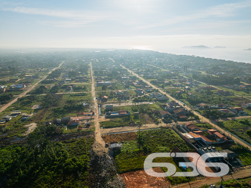 OPORTUNIDADE DE INVESTIMENTO A POUCOS MINUTOS DO MAR EM BALNEÁRIO BARRA DO SUL/SC!
Se você busca um terreno plano, com excelente metragem e localização estratégica para construir sua casa de praia ou investir com segurança, este lote é para você!
Localizado no bairro Salinas, em Balneário Barra do Sul/SC, este terreno conta com 360m² de área total. A região está em crescimento, com diversos imóveis novos no entorno, infraestrutura básica em expansão e a apenas minutos do mar.
As imagens destacam o potencial de desenvolvimento da região, com limpeza inicial já iniciada, vegetação nativa preservada nos fundos e diversos lotes vizinhos já vendidos. A vista aérea comprova: este é um dos últimos terrenos disponíveis em uma quadra promissora, a poucas quadras da orla!
Invista com segurança e respaldo técnico-jurídico em uma das imobiliárias mais tradicionais de Santa Catarina. Há mais de 30 anos, a 636 Negócios Imobiliários entrega resultados sólidos e negócios transparentes.
Agende sua visita com um de nossos corretores e garanta já seu espaço no litoral!
636 NEGÓCIOS IMOBILIÁRIOS: A SUA MELHOR ESCOLHA
Com mais de 30 anos de experiência, a 636 Negócios Imobiliários é sua parceira ideal para encontrar o imóvel perfeito. Estamos prontos para ajudá-lo a fazer deste imóvel o seu novo lar.
Telefone: (47) 3451-0636
WhatsApp: (47) 99190-0636
Não perca esta oportunidade única. Visite nosso site para mais informações: i636.com.br