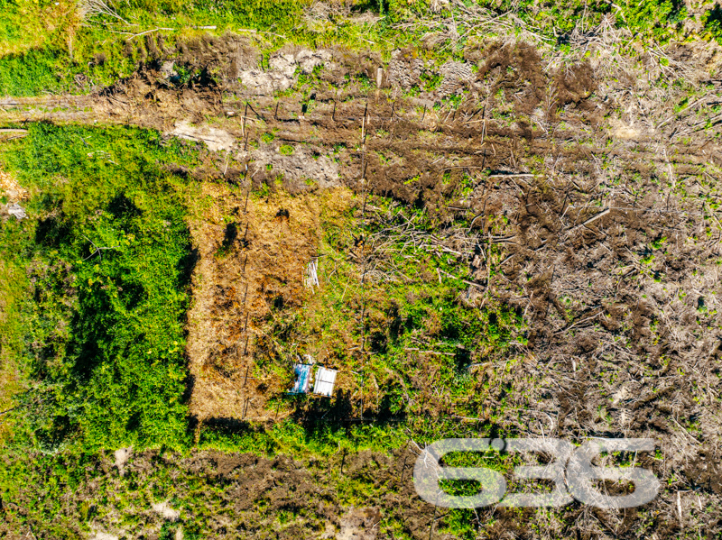 Oportunidade Única em Balneário Barra do Sul – Terreno no Bairro Salinas

Descubra o potencial de um dos destinos mais cobiçados de Santa Catarina com este terreno excepcional em Salinas, oferecendo um ambiente ideal para construir a residência dos seus sonhos ou um investimento sólido para o futuro.

Este terreno não apenas se situa em uma localização estratégica, mas também está cercado pela natureza exuberante, oferecendo um refúgio tranquilo e sereno longe da agitação da cidade. A proximidade com a Praia das Salinas garante uma vida repleta de momentos relaxantes ao som das ondas e passeios ao pôr do sol.

Ideal para Investidores e Construtores:

Alto Potencial de Valorização: Dada a crescente demanda por propriedades na região e o desenvolvimento contínuo, este terreno promete ser um investimento lucrativo.
Invista em seu futuro com segurança e tranquilidade. Construa um lar que reflete seu estilo de vida ou desenvolva um projeto que atenda à crescente demanda por imóveis de qualidade na região. Agende sua visita hoje mesmo e venha conhecer este terreno único em Balneário Barra do Sul!
 
636 NEGÓCIOS IMOBILIÁRIOS: A SUA MELHOR ESCOLHA
Com mais de 30 anos de experiência, a 636 Negócios Imobiliários é sua parceira ideal para encontrar o imóvel perfeito. Estamos prontos para ajudá-lo a fazer deste imóvel o seu novo lar.
 
Telefone: (47) 3451-0636
WhatsApp: (47) 99190-0636
 
Não perca esta oportunidade única. Visite nosso site para mais informações: i636.com.br