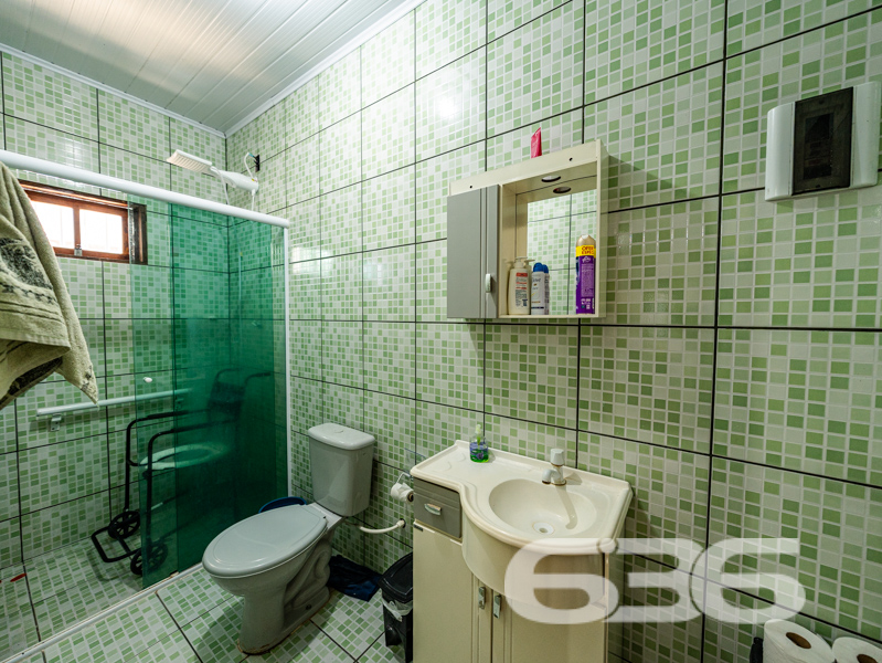 Descubra o seu Refúgio dos Sonhos em Balneário Barra do Sul! 

Se você procura um lugar para chamar de lar, este imóvel encantador em Balneário Barra do Sul é a escolha perfeita. Localizado no bairro Costeira, esta residência térrea possui tudo o que você precisa para viver com conforto e qualidade, em uma região tranquila e com excelente infraestrutura.

Com uma localização privilegiada, você estará a poucos minutos de escolas, mercados e igrejas, trazendo conveniência e praticidade para o seu dia a dia. Além disso, a rua pavimentada garante fácil acesso e segurança, enquanto a proximidade com a praia oferece momentos de lazer e contato com a natureza.

Esta residência oferece uma planta bem distribuída com 70 m² de área construída. São 2 dormitórios acolhedores que proporcionam um descanso tranquilo, um banheiro funcional, além de uma sala de estar integrada à cozinha, ideal para receber amigos e familiares.

O terreno, com 303,62 m² oferece um espaço ao ar livre repleto de possibilidades. A área externa é um convite para aproveitar o jardim ou desfrutar da varanda espaçosa, perfeita para momentos relaxantes em uma rede.

Esse imóvel é um verdadeiro achado para quem valoriza o aconchego e a praticidade. Aqui, os seus pets serão muito bem-vindos, pois a propriedade é completamente murada, garantindo segurança e liberdade para toda a família. Além disso, a conexão com a internet por fibra possibilita que você esteja sempre conectado.

A garagem coberta e as 6 vagas descobertas são um diferencial, acomodando perfeitamente todos os veículos da família e das visitas.

Outras vantagens incluem a face norte, que proporciona uma iluminação natural incrível, e ser uma esquina, que aporta ainda mais privacidade.

Não perca essa oportunidade única de adquirir um imóvel pronto para receber seu toque pessoal e se transformar no lar dos seus sonhos. Entre em contato conosco, a 636 Negócios Imobiliários, e agende uma visita. Estamos prontos para auxiliá-lo na realização do seu sonho de viver perto da praia, com toda a qualidade de vida que você merece. 

636 NEGÓCIOS IMOBILIÁRIOS: A SUA MELHOR ESCOLHA
Com mais de 30 anos de experiência, a 636 Negócios Imobiliários é sua parceira ideal para encontrar o imóvel perfeito. Estamos prontos para ajudá-lo a fazer deste imóvel o seu novo lar.
 
Telefone: (47) 3451-0636
WhatsApp: (47) 99190-0636
 
Não perca esta oportunidade única. Visite nosso site para mais informações: i636.com.br