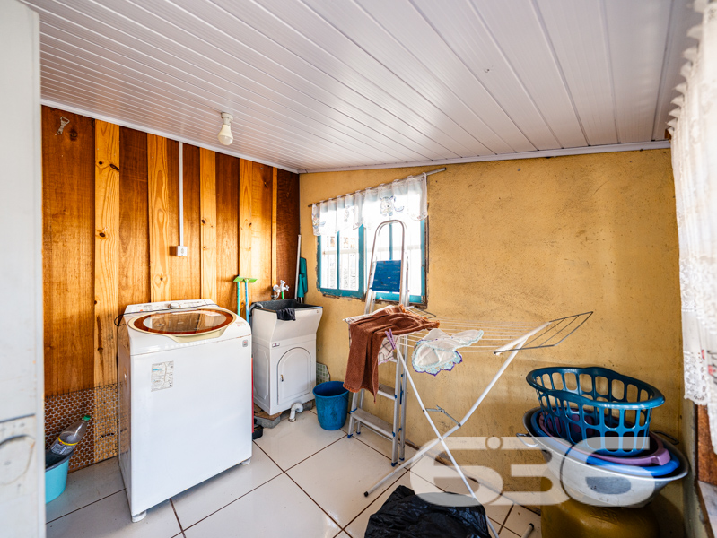 Descubra o seu Refúgio dos Sonhos em Balneário Barra do Sul! 

Se você procura um lugar para chamar de lar, este imóvel encantador em Balneário Barra do Sul é a escolha perfeita. Localizado no bairro Costeira, esta residência térrea possui tudo o que você precisa para viver com conforto e qualidade, em uma região tranquila e com excelente infraestrutura.

Com uma localização privilegiada, você estará a poucos minutos de escolas, mercados e igrejas, trazendo conveniência e praticidade para o seu dia a dia. Além disso, a rua pavimentada garante fácil acesso e segurança, enquanto a proximidade com a praia oferece momentos de lazer e contato com a natureza.

Esta residência oferece uma planta bem distribuída com 70 m² de área construída. São 2 dormitórios acolhedores que proporcionam um descanso tranquilo, um banheiro funcional, além de uma sala de estar integrada à cozinha, ideal para receber amigos e familiares.

O terreno, com 303,62 m² oferece um espaço ao ar livre repleto de possibilidades. A área externa é um convite para aproveitar o jardim ou desfrutar da varanda espaçosa, perfeita para momentos relaxantes em uma rede.

Esse imóvel é um verdadeiro achado para quem valoriza o aconchego e a praticidade. Aqui, os seus pets serão muito bem-vindos, pois a propriedade é completamente murada, garantindo segurança e liberdade para toda a família. Além disso, a conexão com a internet por fibra possibilita que você esteja sempre conectado.

A garagem coberta e as 6 vagas descobertas são um diferencial, acomodando perfeitamente todos os veículos da família e das visitas.

Outras vantagens incluem a face norte, que proporciona uma iluminação natural incrível, e ser uma esquina, que aporta ainda mais privacidade.

Não perca essa oportunidade única de adquirir um imóvel pronto para receber seu toque pessoal e se transformar no lar dos seus sonhos. Entre em contato conosco, a 636 Negócios Imobiliários, e agende uma visita. Estamos prontos para auxiliá-lo na realização do seu sonho de viver perto da praia, com toda a qualidade de vida que você merece. 

636 NEGÓCIOS IMOBILIÁRIOS: A SUA MELHOR ESCOLHA
Com mais de 30 anos de experiência, a 636 Negócios Imobiliários é sua parceira ideal para encontrar o imóvel perfeito. Estamos prontos para ajudá-lo a fazer deste imóvel o seu novo lar.
 
Telefone: (47) 3451-0636
WhatsApp: (47) 99190-0636
 
Não perca esta oportunidade única. Visite nosso site para mais informações: i636.com.br