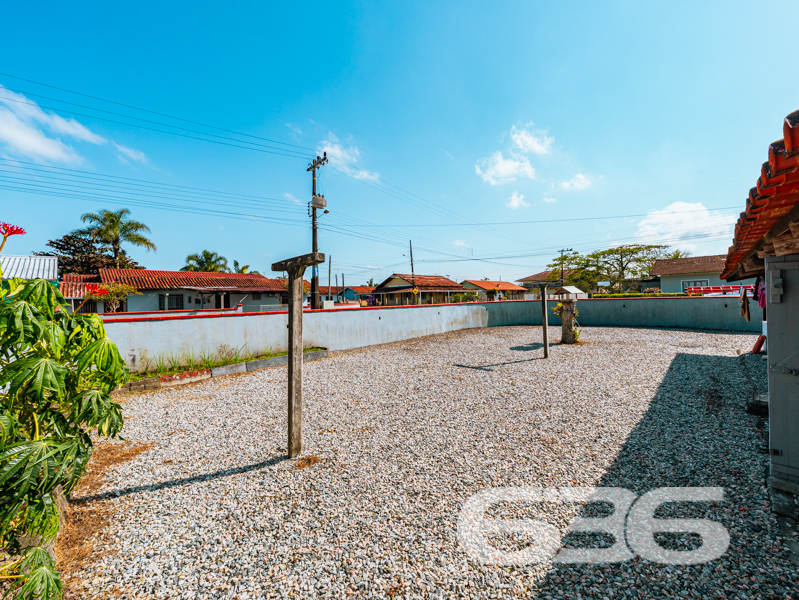 Descubra o seu Refúgio dos Sonhos em Balneário Barra do Sul! 

Se você procura um lugar para chamar de lar, este imóvel encantador em Balneário Barra do Sul é a escolha perfeita. Localizado no bairro Costeira, esta residência térrea possui tudo o que você precisa para viver com conforto e qualidade, em uma região tranquila e com excelente infraestrutura.

Com uma localização privilegiada, você estará a poucos minutos de escolas, mercados e igrejas, trazendo conveniência e praticidade para o seu dia a dia. Além disso, a rua pavimentada garante fácil acesso e segurança, enquanto a proximidade com a praia oferece momentos de lazer e contato com a natureza.

Esta residência oferece uma planta bem distribuída com 70 m² de área construída. São 2 dormitórios acolhedores que proporcionam um descanso tranquilo, um banheiro funcional, além de uma sala de estar integrada à cozinha, ideal para receber amigos e familiares.

O terreno, com 303,62 m² oferece um espaço ao ar livre repleto de possibilidades. A área externa é um convite para aproveitar o jardim ou desfrutar da varanda espaçosa, perfeita para momentos relaxantes em uma rede.

Esse imóvel é um verdadeiro achado para quem valoriza o aconchego e a praticidade. Aqui, os seus pets serão muito bem-vindos, pois a propriedade é completamente murada, garantindo segurança e liberdade para toda a família. Além disso, a conexão com a internet por fibra possibilita que você esteja sempre conectado.

A garagem coberta e as 6 vagas descobertas são um diferencial, acomodando perfeitamente todos os veículos da família e das visitas.

Outras vantagens incluem a face norte, que proporciona uma iluminação natural incrível, e ser uma esquina, que aporta ainda mais privacidade.

Não perca essa oportunidade única de adquirir um imóvel pronto para receber seu toque pessoal e se transformar no lar dos seus sonhos. Entre em contato conosco, a 636 Negócios Imobiliários, e agende uma visita. Estamos prontos para auxiliá-lo na realização do seu sonho de viver perto da praia, com toda a qualidade de vida que você merece. 

636 NEGÓCIOS IMOBILIÁRIOS: A SUA MELHOR ESCOLHA
Com mais de 30 anos de experiência, a 636 Negócios Imobiliários é sua parceira ideal para encontrar o imóvel perfeito. Estamos prontos para ajudá-lo a fazer deste imóvel o seu novo lar.
 
Telefone: (47) 3451-0636
WhatsApp: (47) 99190-0636
 
Não perca esta oportunidade única. Visite nosso site para mais informações: i636.com.br
