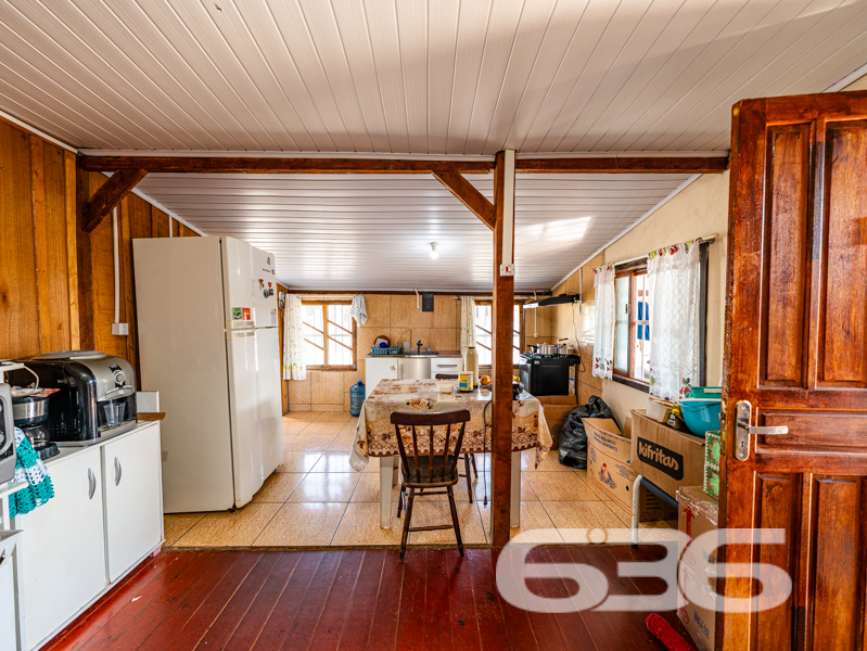 Descubra o seu Refúgio dos Sonhos em Balneário Barra do Sul! 

Se você procura um lugar para chamar de lar, este imóvel encantador em Balneário Barra do Sul é a escolha perfeita. Localizado no bairro Costeira, esta residência térrea possui tudo o que você precisa para viver com conforto e qualidade, em uma região tranquila e com excelente infraestrutura.

Com uma localização privilegiada, você estará a poucos minutos de escolas, mercados e igrejas, trazendo conveniência e praticidade para o seu dia a dia. Além disso, a rua pavimentada garante fácil acesso e segurança, enquanto a proximidade com a praia oferece momentos de lazer e contato com a natureza.

Esta residência oferece uma planta bem distribuída com 70 m² de área construída. São 2 dormitórios acolhedores que proporcionam um descanso tranquilo, um banheiro funcional, além de uma sala de estar integrada à cozinha, ideal para receber amigos e familiares.

O terreno, com 303,62 m² oferece um espaço ao ar livre repleto de possibilidades. A área externa é um convite para aproveitar o jardim ou desfrutar da varanda espaçosa, perfeita para momentos relaxantes em uma rede.

Esse imóvel é um verdadeiro achado para quem valoriza o aconchego e a praticidade. Aqui, os seus pets serão muito bem-vindos, pois a propriedade é completamente murada, garantindo segurança e liberdade para toda a família. Além disso, a conexão com a internet por fibra possibilita que você esteja sempre conectado.

A garagem coberta e as 6 vagas descobertas são um diferencial, acomodando perfeitamente todos os veículos da família e das visitas.

Outras vantagens incluem a face norte, que proporciona uma iluminação natural incrível, e ser uma esquina, que aporta ainda mais privacidade.

Não perca essa oportunidade única de adquirir um imóvel pronto para receber seu toque pessoal e se transformar no lar dos seus sonhos. Entre em contato conosco, a 636 Negócios Imobiliários, e agende uma visita. Estamos prontos para auxiliá-lo na realização do seu sonho de viver perto da praia, com toda a qualidade de vida que você merece. 

636 NEGÓCIOS IMOBILIÁRIOS: A SUA MELHOR ESCOLHA
Com mais de 30 anos de experiência, a 636 Negócios Imobiliários é sua parceira ideal para encontrar o imóvel perfeito. Estamos prontos para ajudá-lo a fazer deste imóvel o seu novo lar.
 
Telefone: (47) 3451-0636
WhatsApp: (47) 99190-0636
 
Não perca esta oportunidade única. Visite nosso site para mais informações: i636.com.br