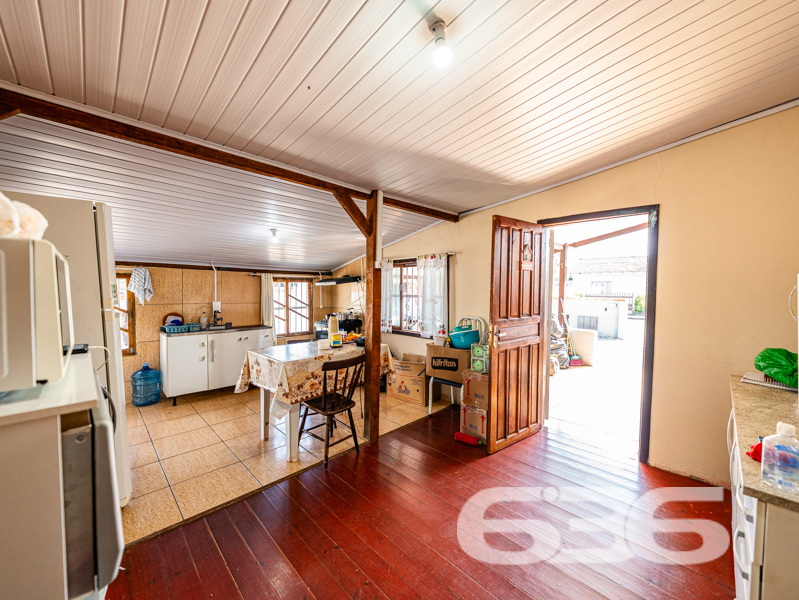 Descubra o seu Refúgio dos Sonhos em Balneário Barra do Sul! 

Se você procura um lugar para chamar de lar, este imóvel encantador em Balneário Barra do Sul é a escolha perfeita. Localizado no bairro Costeira, esta residência térrea possui tudo o que você precisa para viver com conforto e qualidade, em uma região tranquila e com excelente infraestrutura.

Com uma localização privilegiada, você estará a poucos minutos de escolas, mercados e igrejas, trazendo conveniência e praticidade para o seu dia a dia. Além disso, a rua pavimentada garante fácil acesso e segurança, enquanto a proximidade com a praia oferece momentos de lazer e contato com a natureza.

Esta residência oferece uma planta bem distribuída com 70 m² de área construída. São 2 dormitórios acolhedores que proporcionam um descanso tranquilo, um banheiro funcional, além de uma sala de estar integrada à cozinha, ideal para receber amigos e familiares.

O terreno, com 303,62 m² oferece um espaço ao ar livre repleto de possibilidades. A área externa é um convite para aproveitar o jardim ou desfrutar da varanda espaçosa, perfeita para momentos relaxantes em uma rede.

Esse imóvel é um verdadeiro achado para quem valoriza o aconchego e a praticidade. Aqui, os seus pets serão muito bem-vindos, pois a propriedade é completamente murada, garantindo segurança e liberdade para toda a família. Além disso, a conexão com a internet por fibra possibilita que você esteja sempre conectado.

A garagem coberta e as 6 vagas descobertas são um diferencial, acomodando perfeitamente todos os veículos da família e das visitas.

Outras vantagens incluem a face norte, que proporciona uma iluminação natural incrível, e ser uma esquina, que aporta ainda mais privacidade.

Não perca essa oportunidade única de adquirir um imóvel pronto para receber seu toque pessoal e se transformar no lar dos seus sonhos. Entre em contato conosco, a 636 Negócios Imobiliários, e agende uma visita. Estamos prontos para auxiliá-lo na realização do seu sonho de viver perto da praia, com toda a qualidade de vida que você merece. 

636 NEGÓCIOS IMOBILIÁRIOS: A SUA MELHOR ESCOLHA
Com mais de 30 anos de experiência, a 636 Negócios Imobiliários é sua parceira ideal para encontrar o imóvel perfeito. Estamos prontos para ajudá-lo a fazer deste imóvel o seu novo lar.
 
Telefone: (47) 3451-0636
WhatsApp: (47) 99190-0636
 
Não perca esta oportunidade única. Visite nosso site para mais informações: i636.com.br