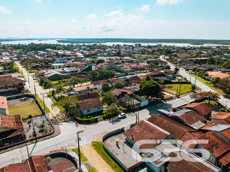 Descubra o seu Refúgio dos Sonhos em Balneário Barra do Sul! 

Se você procura um lugar para chamar de lar, este imóvel encantador em Balneário Barra do Sul é a escolha perfeita. Localizado no bairro Costeira, esta residência térrea possui tudo o que você precisa para viver com conforto e qualidade, em uma região tranquila e com excelente infraestrutura.

Com uma localização privilegiada, você estará a poucos minutos de escolas, mercados e igrejas, trazendo conveniência e praticidade para o seu dia a dia. Além disso, a rua pavimentada garante fácil acesso e segurança, enquanto a proximidade com a praia oferece momentos de lazer e contato com a natureza.

Esta residência oferece uma planta bem distribuída com 70 m² de área construída. São 2 dormitórios acolhedores que proporcionam um descanso tranquilo, um banheiro funcional, além de uma sala de estar integrada à cozinha, ideal para receber amigos e familiares.

O terreno, com 303,62 m² oferece um espaço ao ar livre repleto de possibilidades. A área externa é um convite para aproveitar o jardim ou desfrutar da varanda espaçosa, perfeita para momentos relaxantes em uma rede.

Esse imóvel é um verdadeiro achado para quem valoriza o aconchego e a praticidade. Aqui, os seus pets serão muito bem-vindos, pois a propriedade é completamente murada, garantindo segurança e liberdade para toda a família. Além disso, a conexão com a internet por fibra possibilita que você esteja sempre conectado.

A garagem coberta e as 6 vagas descobertas são um diferencial, acomodando perfeitamente todos os veículos da família e das visitas.

Outras vantagens incluem a face norte, que proporciona uma iluminação natural incrível, e ser uma esquina, que aporta ainda mais privacidade.

Não perca essa oportunidade única de adquirir um imóvel pronto para receber seu toque pessoal e se transformar no lar dos seus sonhos. Entre em contato conosco, a 636 Negócios Imobiliários, e agende uma visita. Estamos prontos para auxiliá-lo na realização do seu sonho de viver perto da praia, com toda a qualidade de vida que você merece. 

636 NEGÓCIOS IMOBILIÁRIOS: A SUA MELHOR ESCOLHA
Com mais de 30 anos de experiência, a 636 Negócios Imobiliários é sua parceira ideal para encontrar o imóvel perfeito. Estamos prontos para ajudá-lo a fazer deste imóvel o seu novo lar.
 
Telefone: (47) 3451-0636
WhatsApp: (47) 99190-0636
 
Não perca esta oportunidade única. Visite nosso site para mais informações: i636.com.br