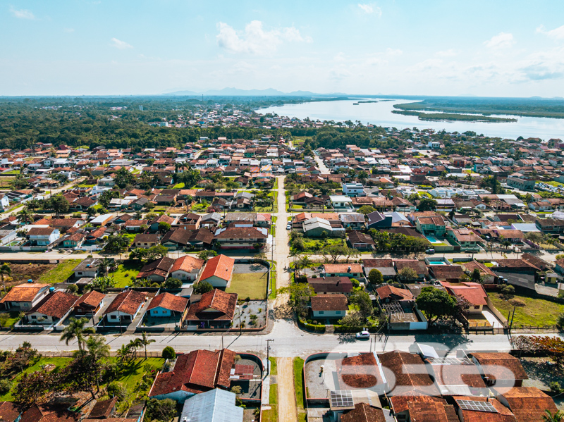 Descubra o seu Refúgio dos Sonhos em Balneário Barra do Sul! 

Se você procura um lugar para chamar de lar, este imóvel encantador em Balneário Barra do Sul é a escolha perfeita. Localizado no bairro Costeira, esta residência térrea possui tudo o que você precisa para viver com conforto e qualidade, em uma região tranquila e com excelente infraestrutura.

Com uma localização privilegiada, você estará a poucos minutos de escolas, mercados e igrejas, trazendo conveniência e praticidade para o seu dia a dia. Além disso, a rua pavimentada garante fácil acesso e segurança, enquanto a proximidade com a praia oferece momentos de lazer e contato com a natureza.

Esta residência oferece uma planta bem distribuída com 70 m² de área construída. São 2 dormitórios acolhedores que proporcionam um descanso tranquilo, um banheiro funcional, além de uma sala de estar integrada à cozinha, ideal para receber amigos e familiares.

O terreno, com 303,62 m² oferece um espaço ao ar livre repleto de possibilidades. A área externa é um convite para aproveitar o jardim ou desfrutar da varanda espaçosa, perfeita para momentos relaxantes em uma rede.

Esse imóvel é um verdadeiro achado para quem valoriza o aconchego e a praticidade. Aqui, os seus pets serão muito bem-vindos, pois a propriedade é completamente murada, garantindo segurança e liberdade para toda a família. Além disso, a conexão com a internet por fibra possibilita que você esteja sempre conectado.

A garagem coberta e as 6 vagas descobertas são um diferencial, acomodando perfeitamente todos os veículos da família e das visitas.

Outras vantagens incluem a face norte, que proporciona uma iluminação natural incrível, e ser uma esquina, que aporta ainda mais privacidade.

Não perca essa oportunidade única de adquirir um imóvel pronto para receber seu toque pessoal e se transformar no lar dos seus sonhos. Entre em contato conosco, a 636 Negócios Imobiliários, e agende uma visita. Estamos prontos para auxiliá-lo na realização do seu sonho de viver perto da praia, com toda a qualidade de vida que você merece. 

636 NEGÓCIOS IMOBILIÁRIOS: A SUA MELHOR ESCOLHA
Com mais de 30 anos de experiência, a 636 Negócios Imobiliários é sua parceira ideal para encontrar o imóvel perfeito. Estamos prontos para ajudá-lo a fazer deste imóvel o seu novo lar.
 
Telefone: (47) 3451-0636
WhatsApp: (47) 99190-0636
 
Não perca esta oportunidade única. Visite nosso site para mais informações: i636.com.br