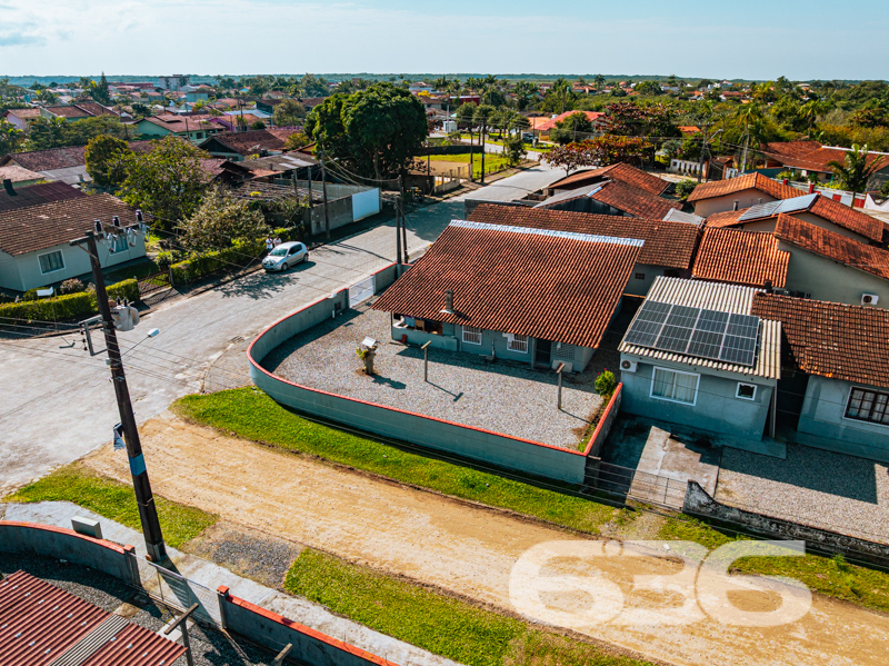 Descubra o seu Refúgio dos Sonhos em Balneário Barra do Sul! 

Se você procura um lugar para chamar de lar, este imóvel encantador em Balneário Barra do Sul é a escolha perfeita. Localizado no bairro Costeira, esta residência térrea possui tudo o que você precisa para viver com conforto e qualidade, em uma região tranquila e com excelente infraestrutura.

Com uma localização privilegiada, você estará a poucos minutos de escolas, mercados e igrejas, trazendo conveniência e praticidade para o seu dia a dia. Além disso, a rua pavimentada garante fácil acesso e segurança, enquanto a proximidade com a praia oferece momentos de lazer e contato com a natureza.

Esta residência oferece uma planta bem distribuída com 70 m² de área construída. São 2 dormitórios acolhedores que proporcionam um descanso tranquilo, um banheiro funcional, além de uma sala de estar integrada à cozinha, ideal para receber amigos e familiares.

O terreno, com 303,62 m² oferece um espaço ao ar livre repleto de possibilidades. A área externa é um convite para aproveitar o jardim ou desfrutar da varanda espaçosa, perfeita para momentos relaxantes em uma rede.

Esse imóvel é um verdadeiro achado para quem valoriza o aconchego e a praticidade. Aqui, os seus pets serão muito bem-vindos, pois a propriedade é completamente murada, garantindo segurança e liberdade para toda a família. Além disso, a conexão com a internet por fibra possibilita que você esteja sempre conectado.

A garagem coberta e as 6 vagas descobertas são um diferencial, acomodando perfeitamente todos os veículos da família e das visitas.

Outras vantagens incluem a face norte, que proporciona uma iluminação natural incrível, e ser uma esquina, que aporta ainda mais privacidade.

Não perca essa oportunidade única de adquirir um imóvel pronto para receber seu toque pessoal e se transformar no lar dos seus sonhos. Entre em contato conosco, a 636 Negócios Imobiliários, e agende uma visita. Estamos prontos para auxiliá-lo na realização do seu sonho de viver perto da praia, com toda a qualidade de vida que você merece. 

636 NEGÓCIOS IMOBILIÁRIOS: A SUA MELHOR ESCOLHA
Com mais de 30 anos de experiência, a 636 Negócios Imobiliários é sua parceira ideal para encontrar o imóvel perfeito. Estamos prontos para ajudá-lo a fazer deste imóvel o seu novo lar.
 
Telefone: (47) 3451-0636
WhatsApp: (47) 99190-0636
 
Não perca esta oportunidade única. Visite nosso site para mais informações: i636.com.br