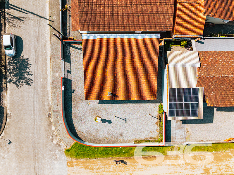 Descubra o seu Refúgio dos Sonhos em Balneário Barra do Sul! 

Se você procura um lugar para chamar de lar, este imóvel encantador em Balneário Barra do Sul é a escolha perfeita. Localizado no bairro Costeira, esta residência térrea possui tudo o que você precisa para viver com conforto e qualidade, em uma região tranquila e com excelente infraestrutura.

Com uma localização privilegiada, você estará a poucos minutos de escolas, mercados e igrejas, trazendo conveniência e praticidade para o seu dia a dia. Além disso, a rua pavimentada garante fácil acesso e segurança, enquanto a proximidade com a praia oferece momentos de lazer e contato com a natureza.

Esta residência oferece uma planta bem distribuída com 70 m² de área construída. São 2 dormitórios acolhedores que proporcionam um descanso tranquilo, um banheiro funcional, além de uma sala de estar integrada à cozinha, ideal para receber amigos e familiares.

O terreno, com 303,62 m² oferece um espaço ao ar livre repleto de possibilidades. A área externa é um convite para aproveitar o jardim ou desfrutar da varanda espaçosa, perfeita para momentos relaxantes em uma rede.

Esse imóvel é um verdadeiro achado para quem valoriza o aconchego e a praticidade. Aqui, os seus pets serão muito bem-vindos, pois a propriedade é completamente murada, garantindo segurança e liberdade para toda a família. Além disso, a conexão com a internet por fibra possibilita que você esteja sempre conectado.

A garagem coberta e as 6 vagas descobertas são um diferencial, acomodando perfeitamente todos os veículos da família e das visitas.

Outras vantagens incluem a face norte, que proporciona uma iluminação natural incrível, e ser uma esquina, que aporta ainda mais privacidade.

Não perca essa oportunidade única de adquirir um imóvel pronto para receber seu toque pessoal e se transformar no lar dos seus sonhos. Entre em contato conosco, a 636 Negócios Imobiliários, e agende uma visita. Estamos prontos para auxiliá-lo na realização do seu sonho de viver perto da praia, com toda a qualidade de vida que você merece. 

636 NEGÓCIOS IMOBILIÁRIOS: A SUA MELHOR ESCOLHA
Com mais de 30 anos de experiência, a 636 Negócios Imobiliários é sua parceira ideal para encontrar o imóvel perfeito. Estamos prontos para ajudá-lo a fazer deste imóvel o seu novo lar.
 
Telefone: (47) 3451-0636
WhatsApp: (47) 99190-0636
 
Não perca esta oportunidade única. Visite nosso site para mais informações: i636.com.br