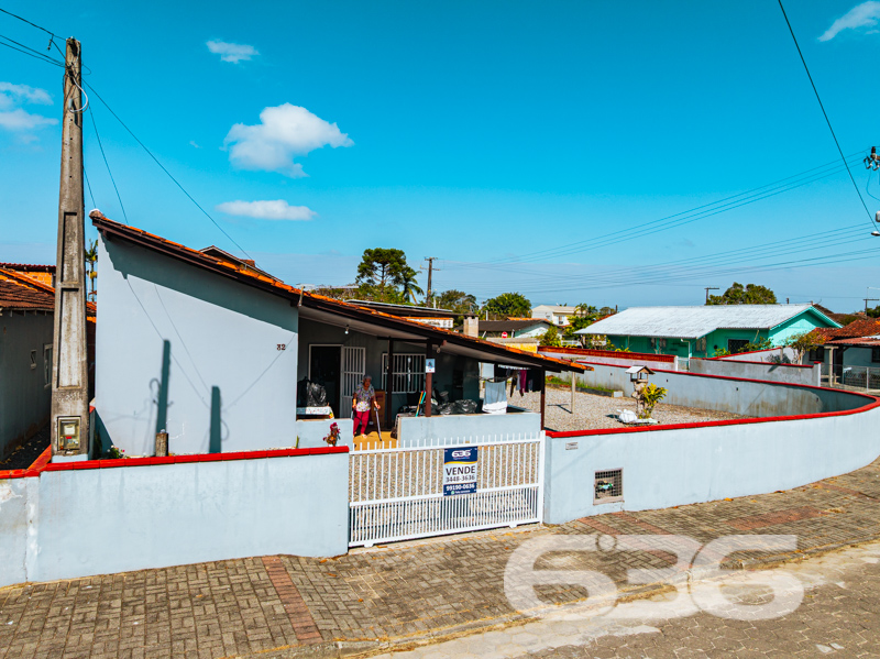 Descubra o seu Refúgio dos Sonhos em Balneário Barra do Sul! 

Se você procura um lugar para chamar de lar, este imóvel encantador em Balneário Barra do Sul é a escolha perfeita. Localizado no bairro Costeira, esta residência térrea possui tudo o que você precisa para viver com conforto e qualidade, em uma região tranquila e com excelente infraestrutura.

Com uma localização privilegiada, você estará a poucos minutos de escolas, mercados e igrejas, trazendo conveniência e praticidade para o seu dia a dia. Além disso, a rua pavimentada garante fácil acesso e segurança, enquanto a proximidade com a praia oferece momentos de lazer e contato com a natureza.

Esta residência oferece uma planta bem distribuída com 70 m² de área construída. São 2 dormitórios acolhedores que proporcionam um descanso tranquilo, um banheiro funcional, além de uma sala de estar integrada à cozinha, ideal para receber amigos e familiares.

O terreno, com 303,62 m² oferece um espaço ao ar livre repleto de possibilidades. A área externa é um convite para aproveitar o jardim ou desfrutar da varanda espaçosa, perfeita para momentos relaxantes em uma rede.

Esse imóvel é um verdadeiro achado para quem valoriza o aconchego e a praticidade. Aqui, os seus pets serão muito bem-vindos, pois a propriedade é completamente murada, garantindo segurança e liberdade para toda a família. Além disso, a conexão com a internet por fibra possibilita que você esteja sempre conectado.

A garagem coberta e as 6 vagas descobertas são um diferencial, acomodando perfeitamente todos os veículos da família e das visitas.

Outras vantagens incluem a face norte, que proporciona uma iluminação natural incrível, e ser uma esquina, que aporta ainda mais privacidade.

Não perca essa oportunidade única de adquirir um imóvel pronto para receber seu toque pessoal e se transformar no lar dos seus sonhos. Entre em contato conosco, a 636 Negócios Imobiliários, e agende uma visita. Estamos prontos para auxiliá-lo na realização do seu sonho de viver perto da praia, com toda a qualidade de vida que você merece. 

636 NEGÓCIOS IMOBILIÁRIOS: A SUA MELHOR ESCOLHA
Com mais de 30 anos de experiência, a 636 Negócios Imobiliários é sua parceira ideal para encontrar o imóvel perfeito. Estamos prontos para ajudá-lo a fazer deste imóvel o seu novo lar.
 
Telefone: (47) 3451-0636
WhatsApp: (47) 99190-0636
 
Não perca esta oportunidade única. Visite nosso site para mais informações: i636.com.br