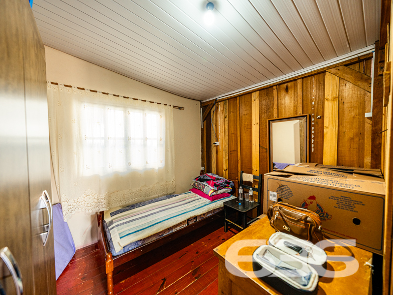 Descubra o seu Refúgio dos Sonhos em Balneário Barra do Sul! 

Se você procura um lugar para chamar de lar, este imóvel encantador em Balneário Barra do Sul é a escolha perfeita. Localizado no bairro Costeira, esta residência térrea possui tudo o que você precisa para viver com conforto e qualidade, em uma região tranquila e com excelente infraestrutura.

Com uma localização privilegiada, você estará a poucos minutos de escolas, mercados e igrejas, trazendo conveniência e praticidade para o seu dia a dia. Além disso, a rua pavimentada garante fácil acesso e segurança, enquanto a proximidade com a praia oferece momentos de lazer e contato com a natureza.

Esta residência oferece uma planta bem distribuída com 70 m² de área construída. São 2 dormitórios acolhedores que proporcionam um descanso tranquilo, um banheiro funcional, além de uma sala de estar integrada à cozinha, ideal para receber amigos e familiares.

O terreno, com 303,62 m² oferece um espaço ao ar livre repleto de possibilidades. A área externa é um convite para aproveitar o jardim ou desfrutar da varanda espaçosa, perfeita para momentos relaxantes em uma rede.

Esse imóvel é um verdadeiro achado para quem valoriza o aconchego e a praticidade. Aqui, os seus pets serão muito bem-vindos, pois a propriedade é completamente murada, garantindo segurança e liberdade para toda a família. Além disso, a conexão com a internet por fibra possibilita que você esteja sempre conectado.

A garagem coberta e as 6 vagas descobertas são um diferencial, acomodando perfeitamente todos os veículos da família e das visitas.

Outras vantagens incluem a face norte, que proporciona uma iluminação natural incrível, e ser uma esquina, que aporta ainda mais privacidade.

Não perca essa oportunidade única de adquirir um imóvel pronto para receber seu toque pessoal e se transformar no lar dos seus sonhos. Entre em contato conosco, a 636 Negócios Imobiliários, e agende uma visita. Estamos prontos para auxiliá-lo na realização do seu sonho de viver perto da praia, com toda a qualidade de vida que você merece. 

636 NEGÓCIOS IMOBILIÁRIOS: A SUA MELHOR ESCOLHA
Com mais de 30 anos de experiência, a 636 Negócios Imobiliários é sua parceira ideal para encontrar o imóvel perfeito. Estamos prontos para ajudá-lo a fazer deste imóvel o seu novo lar.
 
Telefone: (47) 3451-0636
WhatsApp: (47) 99190-0636
 
Não perca esta oportunidade única. Visite nosso site para mais informações: i636.com.br
