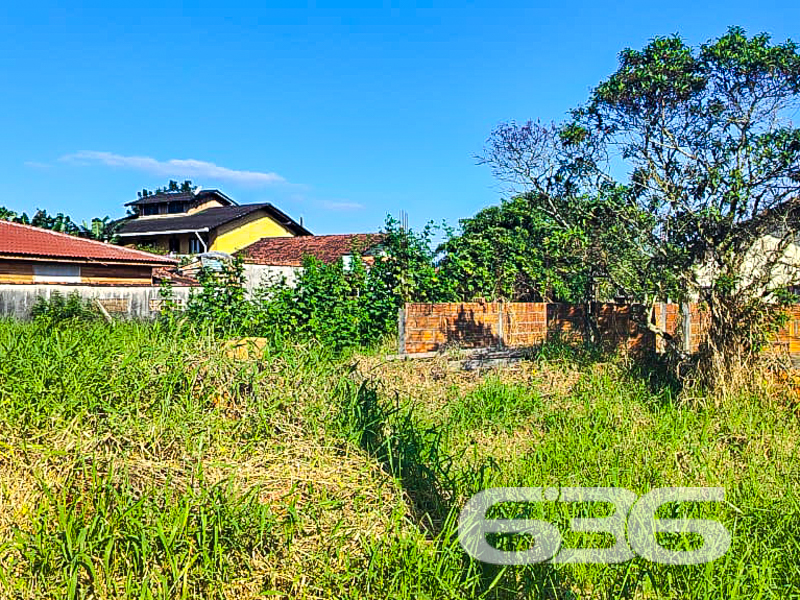Oportunidade imperdível para investir ou construir na praia! Terreno à venda no bairro Costeira em Balneário Barra do Sul/SC

Você está em busca de um terreno com excelente localização, pronto para receber o seu projeto de casa na praia ou investimento imobiliário? Esta é a sua chance! A 636 Negócios Imobiliários apresenta este terreno com 300,00 m², localizado no tranquilo bairro Costeira, em Balneário Barra do Sul/SC, uma das regiões que mais se valoriza no litoral norte catarinense.

O entorno é composto por residências já edificadas, o que assegura a tranquilidade e segurança da vizinhança. 

Destaque para a vegetação natural e o ambiente calmo — perfeito para quem busca qualidade de vida ou deseja construir uma casa de veraneio em um local sossegado e ao mesmo tempo estratégico. Ideal também para investidores que visam retorno futuro com locação ou valorização patrimonial.

Invista com segurança e respaldo de quem entende do mercado. A 636 Negócios Imobiliários tem mais de 30 anos de experiência, com um time altamente preparado para garantir que você faça um excelente negócio. Entre em contato agora mesmo e agende sua visita!
 
636 NEGÓCIOS IMOBILIÁRIOS: A SUA MELHOR ESCOLHA
Com mais de 30 anos de experiência, a 636 Negócios Imobiliários é sua parceira ideal para encontrar o imóvel perfeito. Estamos prontos para ajudá-lo a fazer deste imóvel o seu novo lar.
 
Telefone: (47) 3451-0636
WhatsApp: (47) 99190-0636
 
Não perca esta oportunidade única. Visite nosso site para mais informações: i636.com.br