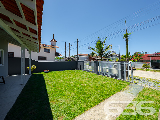 Se você está em busca de um imóvel com excelente potencial para se tornar a casa dos seus sonhos, em uma localização estratégica e a um preço imperdível, acabou de encontrar! Apresentamos uma residência térrea padrão localizada em um dos bairros mais tranquilos de Balneário Barra do Sul, o bairro Costeira. Esta casa, toda construída em laje, oferece comodidade, espaço e uma estrutura robusta, perfeita para quem busca investir em um lar aconchegante.

Com uma generosa área construída de 75m² em um terreno de 300m², essa propriedade destaca-se por sua arquitetura bem planejada e por seus cômodos espaçosos. Ao chegar, você é recebido por um amplo espaço que acomoda até 4 veículos em garagem descoberta, além de uma vaga coberta. A área de convivência é composta por uma integração harmoniosa entre sala de estar, sala de jantar, copa e cozinha conjugada, ideal para criar memoráveis momentos em família ou entre amigos.

O imóvel dispõe ainda de 2 dormitórios confortáveis e um banheiro, além de oferecer uma área de serviço prática e funcional. Para os momentos de lazer, uma área de festas ao ar livre espera por você, cercada por um ambiente murado ou cercado, garantindo privacidade e segurança.

A localização é um dos pontos altos deste imóvel. Situado a apenas 900 metros da aprazível lagoa local, você estará cercado de comodidade e beleza natural. O acesso é fácil e a posição do terreno, voltada para o sul, garante uma iluminação e ventilação natural excepcionais.

Não perca esta oportunidade única de adquirir um imóvel com características tão especiais e localização privilegiada em Santa Catarina. Entre em contato conosco, na 636 Negócios Imobiliários, e agende já a sua visita. Estamos aqui para ajudá-lo a transformar este imóvel na sua nova casa dos sonhos!

 636 NEGÓCIOS IMOBILIÁRIOS: A SUA MELHOR ESCOLHA
Com mais de 30 anos de experiência, a 636 Negócios Imobiliários é sua parceira ideal para encontrar o imóvel perfeito. Estamos prontos para ajudá-lo a fazer deste imóvel o seu novo lar.
 
Telefone: (47) 3451-0636
WhatsApp: (47) 99190-0636
 
Não perca esta oportunidade única. Visite nosso site para mais informações: i636.com.br