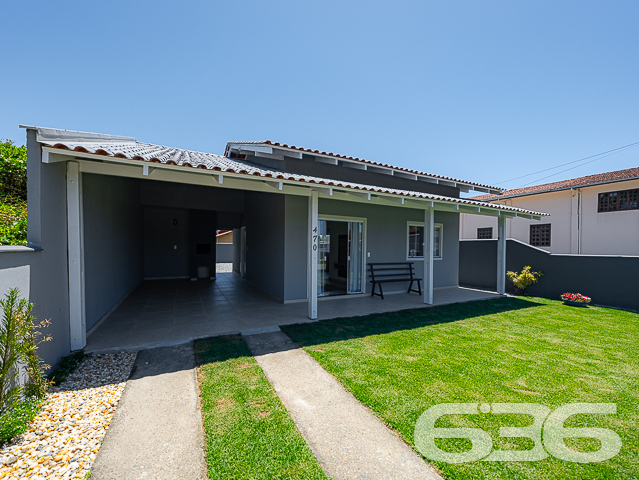 Se você está em busca de um imóvel com excelente potencial para se tornar a casa dos seus sonhos, em uma localização estratégica e a um preço imperdível, acabou de encontrar! Apresentamos uma residência térrea padrão localizada em um dos bairros mais tranquilos de Balneário Barra do Sul, o bairro Costeira. Esta casa, toda construída em laje, oferece comodidade, espaço e uma estrutura robusta, perfeita para quem busca investir em um lar aconchegante.

Com uma generosa área construída de 75m² em um terreno de 300m², essa propriedade destaca-se por sua arquitetura bem planejada e por seus cômodos espaçosos. Ao chegar, você é recebido por um amplo espaço que acomoda até 4 veículos em garagem descoberta, além de uma vaga coberta. A área de convivência é composta por uma integração harmoniosa entre sala de estar, sala de jantar, copa e cozinha conjugada, ideal para criar memoráveis momentos em família ou entre amigos.

O imóvel dispõe ainda de 2 dormitórios confortáveis e um banheiro, além de oferecer uma área de serviço prática e funcional. Para os momentos de lazer, uma área de festas ao ar livre espera por você, cercada por um ambiente murado ou cercado, garantindo privacidade e segurança.

A localização é um dos pontos altos deste imóvel. Situado a apenas 900 metros da aprazível lagoa local, você estará cercado de comodidade e beleza natural. O acesso é fácil e a posição do terreno, voltada para o sul, garante uma iluminação e ventilação natural excepcionais.

Não perca esta oportunidade única de adquirir um imóvel com características tão especiais e localização privilegiada em Santa Catarina. Entre em contato conosco, na 636 Negócios Imobiliários, e agende já a sua visita. Estamos aqui para ajudá-lo a transformar este imóvel na sua nova casa dos sonhos!

 636 NEGÓCIOS IMOBILIÁRIOS: A SUA MELHOR ESCOLHA
Com mais de 30 anos de experiência, a 636 Negócios Imobiliários é sua parceira ideal para encontrar o imóvel perfeito. Estamos prontos para ajudá-lo a fazer deste imóvel o seu novo lar.
 
Telefone: (47) 3451-0636
WhatsApp: (47) 99190-0636
 
Não perca esta oportunidade única. Visite nosso site para mais informações: i636.com.br