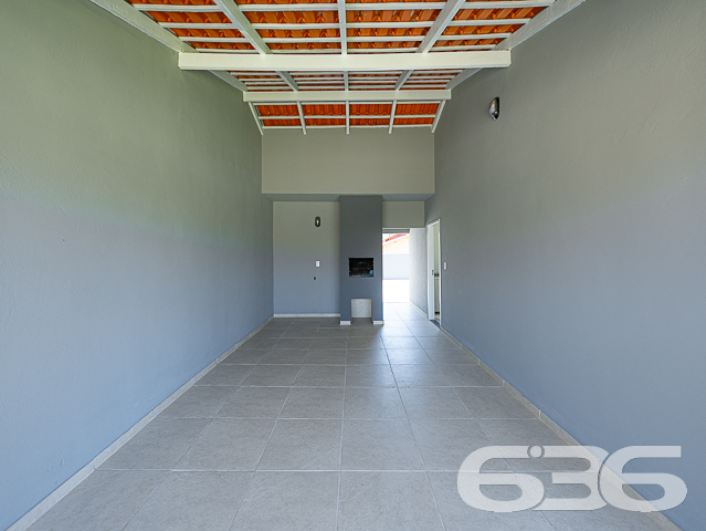 Se você está em busca de um imóvel com excelente potencial para se tornar a casa dos seus sonhos, em uma localização estratégica e a um preço imperdível, acabou de encontrar! Apresentamos uma residência térrea padrão localizada em um dos bairros mais tranquilos de Balneário Barra do Sul, o bairro Costeira. Esta casa, toda construída em laje, oferece comodidade, espaço e uma estrutura robusta, perfeita para quem busca investir em um lar aconchegante.

Com uma generosa área construída de 75m² em um terreno de 300m², essa propriedade destaca-se por sua arquitetura bem planejada e por seus cômodos espaçosos. Ao chegar, você é recebido por um amplo espaço que acomoda até 4 veículos em garagem descoberta, além de uma vaga coberta. A área de convivência é composta por uma integração harmoniosa entre sala de estar, sala de jantar, copa e cozinha conjugada, ideal para criar memoráveis momentos em família ou entre amigos.

O imóvel dispõe ainda de 2 dormitórios confortáveis e um banheiro, além de oferecer uma área de serviço prática e funcional. Para os momentos de lazer, uma área de festas ao ar livre espera por você, cercada por um ambiente murado ou cercado, garantindo privacidade e segurança.

A localização é um dos pontos altos deste imóvel. Situado a apenas 900 metros da aprazível lagoa local, você estará cercado de comodidade e beleza natural. O acesso é fácil e a posição do terreno, voltada para o sul, garante uma iluminação e ventilação natural excepcionais.

Não perca esta oportunidade única de adquirir um imóvel com características tão especiais e localização privilegiada em Santa Catarina. Entre em contato conosco, na 636 Negócios Imobiliários, e agende já a sua visita. Estamos aqui para ajudá-lo a transformar este imóvel na sua nova casa dos sonhos!

 636 NEGÓCIOS IMOBILIÁRIOS: A SUA MELHOR ESCOLHA
Com mais de 30 anos de experiência, a 636 Negócios Imobiliários é sua parceira ideal para encontrar o imóvel perfeito. Estamos prontos para ajudá-lo a fazer deste imóvel o seu novo lar.
 
Telefone: (47) 3451-0636
WhatsApp: (47) 99190-0636
 
Não perca esta oportunidade única. Visite nosso site para mais informações: i636.com.br