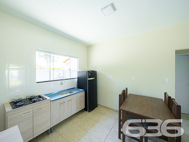 Se você está em busca de um imóvel com excelente potencial para se tornar a casa dos seus sonhos, em uma localização estratégica e a um preço imperdível, acabou de encontrar! Apresentamos uma residência térrea padrão localizada em um dos bairros mais tranquilos de Balneário Barra do Sul, o bairro Costeira. Esta casa, toda construída em laje, oferece comodidade, espaço e uma estrutura robusta, perfeita para quem busca investir em um lar aconchegante.

Com uma generosa área construída de 75m² em um terreno de 300m², essa propriedade destaca-se por sua arquitetura bem planejada e por seus cômodos espaçosos. Ao chegar, você é recebido por um amplo espaço que acomoda até 4 veículos em garagem descoberta, além de uma vaga coberta. A área de convivência é composta por uma integração harmoniosa entre sala de estar, sala de jantar, copa e cozinha conjugada, ideal para criar memoráveis momentos em família ou entre amigos.

O imóvel dispõe ainda de 2 dormitórios confortáveis e um banheiro, além de oferecer uma área de serviço prática e funcional. Para os momentos de lazer, uma área de festas ao ar livre espera por você, cercada por um ambiente murado ou cercado, garantindo privacidade e segurança.

A localização é um dos pontos altos deste imóvel. Situado a apenas 900 metros da aprazível lagoa local, você estará cercado de comodidade e beleza natural. O acesso é fácil e a posição do terreno, voltada para o sul, garante uma iluminação e ventilação natural excepcionais.

Não perca esta oportunidade única de adquirir um imóvel com características tão especiais e localização privilegiada em Santa Catarina. Entre em contato conosco, na 636 Negócios Imobiliários, e agende já a sua visita. Estamos aqui para ajudá-lo a transformar este imóvel na sua nova casa dos sonhos!

 636 NEGÓCIOS IMOBILIÁRIOS: A SUA MELHOR ESCOLHA
Com mais de 30 anos de experiência, a 636 Negócios Imobiliários é sua parceira ideal para encontrar o imóvel perfeito. Estamos prontos para ajudá-lo a fazer deste imóvel o seu novo lar.
 
Telefone: (47) 3451-0636
WhatsApp: (47) 99190-0636
 
Não perca esta oportunidade única. Visite nosso site para mais informações: i636.com.br