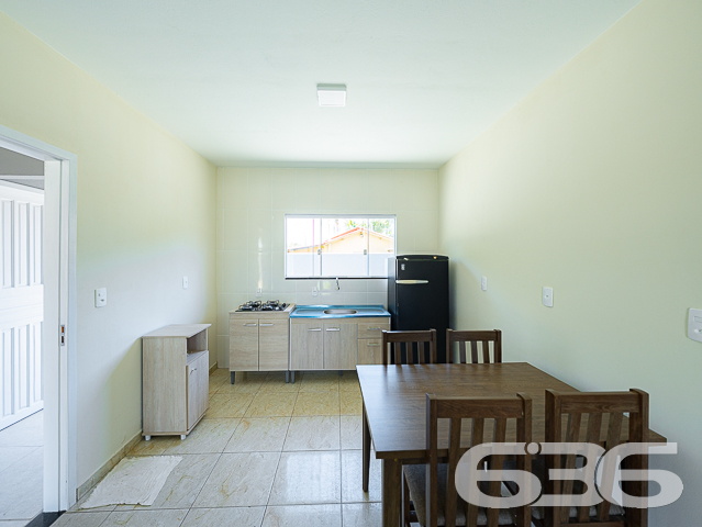 Se você está em busca de um imóvel com excelente potencial para se tornar a casa dos seus sonhos, em uma localização estratégica e a um preço imperdível, acabou de encontrar! Apresentamos uma residência térrea padrão localizada em um dos bairros mais tranquilos de Balneário Barra do Sul, o bairro Costeira. Esta casa, toda construída em laje, oferece comodidade, espaço e uma estrutura robusta, perfeita para quem busca investir em um lar aconchegante.

Com uma generosa área construída de 75m² em um terreno de 300m², essa propriedade destaca-se por sua arquitetura bem planejada e por seus cômodos espaçosos. Ao chegar, você é recebido por um amplo espaço que acomoda até 4 veículos em garagem descoberta, além de uma vaga coberta. A área de convivência é composta por uma integração harmoniosa entre sala de estar, sala de jantar, copa e cozinha conjugada, ideal para criar memoráveis momentos em família ou entre amigos.

O imóvel dispõe ainda de 2 dormitórios confortáveis e um banheiro, além de oferecer uma área de serviço prática e funcional. Para os momentos de lazer, uma área de festas ao ar livre espera por você, cercada por um ambiente murado ou cercado, garantindo privacidade e segurança.

A localização é um dos pontos altos deste imóvel. Situado a apenas 900 metros da aprazível lagoa local, você estará cercado de comodidade e beleza natural. O acesso é fácil e a posição do terreno, voltada para o sul, garante uma iluminação e ventilação natural excepcionais.

Não perca esta oportunidade única de adquirir um imóvel com características tão especiais e localização privilegiada em Santa Catarina. Entre em contato conosco, na 636 Negócios Imobiliários, e agende já a sua visita. Estamos aqui para ajudá-lo a transformar este imóvel na sua nova casa dos sonhos!

 636 NEGÓCIOS IMOBILIÁRIOS: A SUA MELHOR ESCOLHA
Com mais de 30 anos de experiência, a 636 Negócios Imobiliários é sua parceira ideal para encontrar o imóvel perfeito. Estamos prontos para ajudá-lo a fazer deste imóvel o seu novo lar.
 
Telefone: (47) 3451-0636
WhatsApp: (47) 99190-0636
 
Não perca esta oportunidade única. Visite nosso site para mais informações: i636.com.br