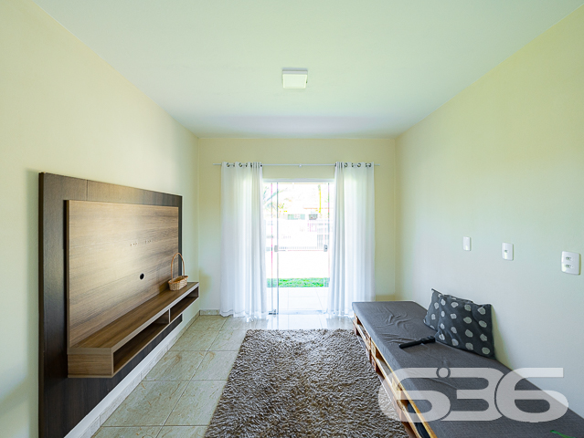 Se você está em busca de um imóvel com excelente potencial para se tornar a casa dos seus sonhos, em uma localização estratégica e a um preço imperdível, acabou de encontrar! Apresentamos uma residência térrea padrão localizada em um dos bairros mais tranquilos de Balneário Barra do Sul, o bairro Costeira. Esta casa, toda construída em laje, oferece comodidade, espaço e uma estrutura robusta, perfeita para quem busca investir em um lar aconchegante.

Com uma generosa área construída de 75m² em um terreno de 300m², essa propriedade destaca-se por sua arquitetura bem planejada e por seus cômodos espaçosos. Ao chegar, você é recebido por um amplo espaço que acomoda até 4 veículos em garagem descoberta, além de uma vaga coberta. A área de convivência é composta por uma integração harmoniosa entre sala de estar, sala de jantar, copa e cozinha conjugada, ideal para criar memoráveis momentos em família ou entre amigos.

O imóvel dispõe ainda de 2 dormitórios confortáveis e um banheiro, além de oferecer uma área de serviço prática e funcional. Para os momentos de lazer, uma área de festas ao ar livre espera por você, cercada por um ambiente murado ou cercado, garantindo privacidade e segurança.

A localização é um dos pontos altos deste imóvel. Situado a apenas 900 metros da aprazível lagoa local, você estará cercado de comodidade e beleza natural. O acesso é fácil e a posição do terreno, voltada para o sul, garante uma iluminação e ventilação natural excepcionais.

Não perca esta oportunidade única de adquirir um imóvel com características tão especiais e localização privilegiada em Santa Catarina. Entre em contato conosco, na 636 Negócios Imobiliários, e agende já a sua visita. Estamos aqui para ajudá-lo a transformar este imóvel na sua nova casa dos sonhos!

 636 NEGÓCIOS IMOBILIÁRIOS: A SUA MELHOR ESCOLHA
Com mais de 30 anos de experiência, a 636 Negócios Imobiliários é sua parceira ideal para encontrar o imóvel perfeito. Estamos prontos para ajudá-lo a fazer deste imóvel o seu novo lar.
 
Telefone: (47) 3451-0636
WhatsApp: (47) 99190-0636
 
Não perca esta oportunidade única. Visite nosso site para mais informações: i636.com.br