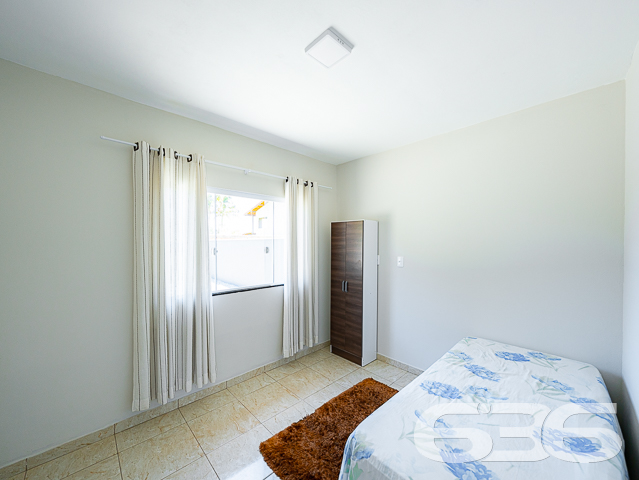 Se você está em busca de um imóvel com excelente potencial para se tornar a casa dos seus sonhos, em uma localização estratégica e a um preço imperdível, acabou de encontrar! Apresentamos uma residência térrea padrão localizada em um dos bairros mais tranquilos de Balneário Barra do Sul, o bairro Costeira. Esta casa, toda construída em laje, oferece comodidade, espaço e uma estrutura robusta, perfeita para quem busca investir em um lar aconchegante.

Com uma generosa área construída de 75m² em um terreno de 300m², essa propriedade destaca-se por sua arquitetura bem planejada e por seus cômodos espaçosos. Ao chegar, você é recebido por um amplo espaço que acomoda até 4 veículos em garagem descoberta, além de uma vaga coberta. A área de convivência é composta por uma integração harmoniosa entre sala de estar, sala de jantar, copa e cozinha conjugada, ideal para criar memoráveis momentos em família ou entre amigos.

O imóvel dispõe ainda de 2 dormitórios confortáveis e um banheiro, além de oferecer uma área de serviço prática e funcional. Para os momentos de lazer, uma área de festas ao ar livre espera por você, cercada por um ambiente murado ou cercado, garantindo privacidade e segurança.

A localização é um dos pontos altos deste imóvel. Situado a apenas 900 metros da aprazível lagoa local, você estará cercado de comodidade e beleza natural. O acesso é fácil e a posição do terreno, voltada para o sul, garante uma iluminação e ventilação natural excepcionais.

Não perca esta oportunidade única de adquirir um imóvel com características tão especiais e localização privilegiada em Santa Catarina. Entre em contato conosco, na 636 Negócios Imobiliários, e agende já a sua visita. Estamos aqui para ajudá-lo a transformar este imóvel na sua nova casa dos sonhos!

 636 NEGÓCIOS IMOBILIÁRIOS: A SUA MELHOR ESCOLHA
Com mais de 30 anos de experiência, a 636 Negócios Imobiliários é sua parceira ideal para encontrar o imóvel perfeito. Estamos prontos para ajudá-lo a fazer deste imóvel o seu novo lar.
 
Telefone: (47) 3451-0636
WhatsApp: (47) 99190-0636
 
Não perca esta oportunidade única. Visite nosso site para mais informações: i636.com.br