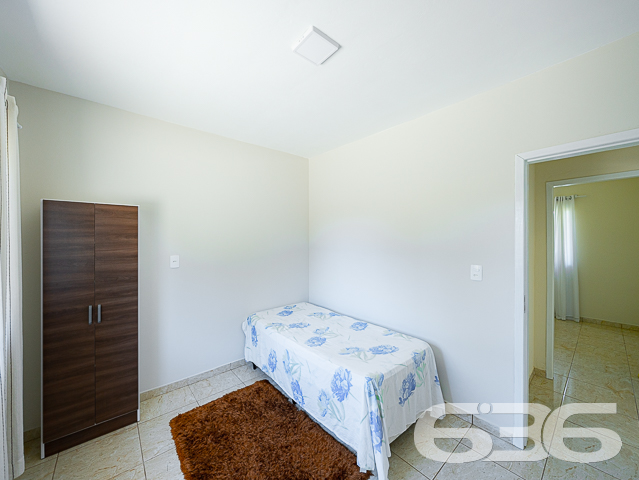 Se você está em busca de um imóvel com excelente potencial para se tornar a casa dos seus sonhos, em uma localização estratégica e a um preço imperdível, acabou de encontrar! Apresentamos uma residência térrea padrão localizada em um dos bairros mais tranquilos de Balneário Barra do Sul, o bairro Costeira. Esta casa, toda construída em laje, oferece comodidade, espaço e uma estrutura robusta, perfeita para quem busca investir em um lar aconchegante.

Com uma generosa área construída de 75m² em um terreno de 300m², essa propriedade destaca-se por sua arquitetura bem planejada e por seus cômodos espaçosos. Ao chegar, você é recebido por um amplo espaço que acomoda até 4 veículos em garagem descoberta, além de uma vaga coberta. A área de convivência é composta por uma integração harmoniosa entre sala de estar, sala de jantar, copa e cozinha conjugada, ideal para criar memoráveis momentos em família ou entre amigos.

O imóvel dispõe ainda de 2 dormitórios confortáveis e um banheiro, além de oferecer uma área de serviço prática e funcional. Para os momentos de lazer, uma área de festas ao ar livre espera por você, cercada por um ambiente murado ou cercado, garantindo privacidade e segurança.

A localização é um dos pontos altos deste imóvel. Situado a apenas 900 metros da aprazível lagoa local, você estará cercado de comodidade e beleza natural. O acesso é fácil e a posição do terreno, voltada para o sul, garante uma iluminação e ventilação natural excepcionais.

Não perca esta oportunidade única de adquirir um imóvel com características tão especiais e localização privilegiada em Santa Catarina. Entre em contato conosco, na 636 Negócios Imobiliários, e agende já a sua visita. Estamos aqui para ajudá-lo a transformar este imóvel na sua nova casa dos sonhos!

 636 NEGÓCIOS IMOBILIÁRIOS: A SUA MELHOR ESCOLHA
Com mais de 30 anos de experiência, a 636 Negócios Imobiliários é sua parceira ideal para encontrar o imóvel perfeito. Estamos prontos para ajudá-lo a fazer deste imóvel o seu novo lar.
 
Telefone: (47) 3451-0636
WhatsApp: (47) 99190-0636
 
Não perca esta oportunidade única. Visite nosso site para mais informações: i636.com.br