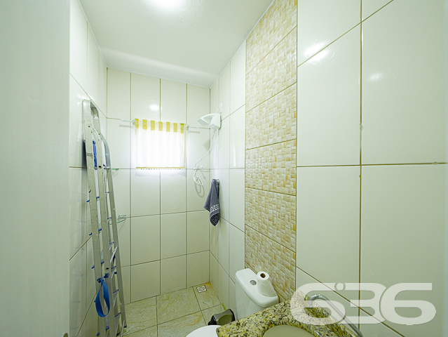 Se você está em busca de um imóvel com excelente potencial para se tornar a casa dos seus sonhos, em uma localização estratégica e a um preço imperdível, acabou de encontrar! Apresentamos uma residência térrea padrão localizada em um dos bairros mais tranquilos de Balneário Barra do Sul, o bairro Costeira. Esta casa, toda construída em laje, oferece comodidade, espaço e uma estrutura robusta, perfeita para quem busca investir em um lar aconchegante.

Com uma generosa área construída de 75m² em um terreno de 300m², essa propriedade destaca-se por sua arquitetura bem planejada e por seus cômodos espaçosos. Ao chegar, você é recebido por um amplo espaço que acomoda até 4 veículos em garagem descoberta, além de uma vaga coberta. A área de convivência é composta por uma integração harmoniosa entre sala de estar, sala de jantar, copa e cozinha conjugada, ideal para criar memoráveis momentos em família ou entre amigos.

O imóvel dispõe ainda de 2 dormitórios confortáveis e um banheiro, além de oferecer uma área de serviço prática e funcional. Para os momentos de lazer, uma área de festas ao ar livre espera por você, cercada por um ambiente murado ou cercado, garantindo privacidade e segurança.

A localização é um dos pontos altos deste imóvel. Situado a apenas 900 metros da aprazível lagoa local, você estará cercado de comodidade e beleza natural. O acesso é fácil e a posição do terreno, voltada para o sul, garante uma iluminação e ventilação natural excepcionais.

Não perca esta oportunidade única de adquirir um imóvel com características tão especiais e localização privilegiada em Santa Catarina. Entre em contato conosco, na 636 Negócios Imobiliários, e agende já a sua visita. Estamos aqui para ajudá-lo a transformar este imóvel na sua nova casa dos sonhos!

 636 NEGÓCIOS IMOBILIÁRIOS: A SUA MELHOR ESCOLHA
Com mais de 30 anos de experiência, a 636 Negócios Imobiliários é sua parceira ideal para encontrar o imóvel perfeito. Estamos prontos para ajudá-lo a fazer deste imóvel o seu novo lar.
 
Telefone: (47) 3451-0636
WhatsApp: (47) 99190-0636
 
Não perca esta oportunidade única. Visite nosso site para mais informações: i636.com.br