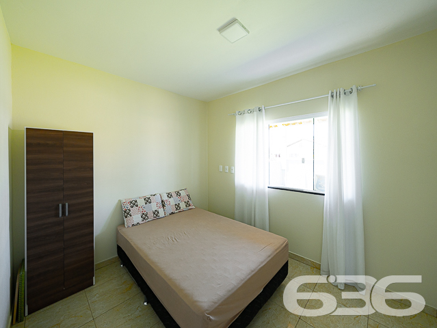 Se você está em busca de um imóvel com excelente potencial para se tornar a casa dos seus sonhos, em uma localização estratégica e a um preço imperdível, acabou de encontrar! Apresentamos uma residência térrea padrão localizada em um dos bairros mais tranquilos de Balneário Barra do Sul, o bairro Costeira. Esta casa, toda construída em laje, oferece comodidade, espaço e uma estrutura robusta, perfeita para quem busca investir em um lar aconchegante.

Com uma generosa área construída de 75m² em um terreno de 300m², essa propriedade destaca-se por sua arquitetura bem planejada e por seus cômodos espaçosos. Ao chegar, você é recebido por um amplo espaço que acomoda até 4 veículos em garagem descoberta, além de uma vaga coberta. A área de convivência é composta por uma integração harmoniosa entre sala de estar, sala de jantar, copa e cozinha conjugada, ideal para criar memoráveis momentos em família ou entre amigos.

O imóvel dispõe ainda de 2 dormitórios confortáveis e um banheiro, além de oferecer uma área de serviço prática e funcional. Para os momentos de lazer, uma área de festas ao ar livre espera por você, cercada por um ambiente murado ou cercado, garantindo privacidade e segurança.

A localização é um dos pontos altos deste imóvel. Situado a apenas 900 metros da aprazível lagoa local, você estará cercado de comodidade e beleza natural. O acesso é fácil e a posição do terreno, voltada para o sul, garante uma iluminação e ventilação natural excepcionais.

Não perca esta oportunidade única de adquirir um imóvel com características tão especiais e localização privilegiada em Santa Catarina. Entre em contato conosco, na 636 Negócios Imobiliários, e agende já a sua visita. Estamos aqui para ajudá-lo a transformar este imóvel na sua nova casa dos sonhos!

 636 NEGÓCIOS IMOBILIÁRIOS: A SUA MELHOR ESCOLHA
Com mais de 30 anos de experiência, a 636 Negócios Imobiliários é sua parceira ideal para encontrar o imóvel perfeito. Estamos prontos para ajudá-lo a fazer deste imóvel o seu novo lar.
 
Telefone: (47) 3451-0636
WhatsApp: (47) 99190-0636
 
Não perca esta oportunidade única. Visite nosso site para mais informações: i636.com.br