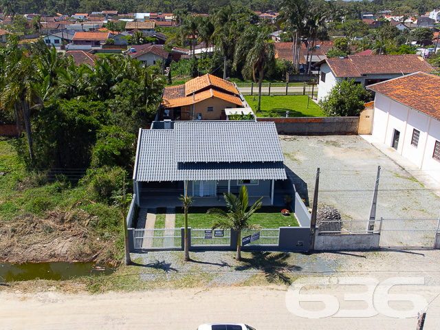 Se você está em busca de um imóvel com excelente potencial para se tornar a casa dos seus sonhos, em uma localização estratégica e a um preço imperdível, acabou de encontrar! Apresentamos uma residência térrea padrão localizada em um dos bairros mais tranquilos de Balneário Barra do Sul, o bairro Costeira. Esta casa, toda construída em laje, oferece comodidade, espaço e uma estrutura robusta, perfeita para quem busca investir em um lar aconchegante.

Com uma generosa área construída de 75m² em um terreno de 300m², essa propriedade destaca-se por sua arquitetura bem planejada e por seus cômodos espaçosos. Ao chegar, você é recebido por um amplo espaço que acomoda até 4 veículos em garagem descoberta, além de uma vaga coberta. A área de convivência é composta por uma integração harmoniosa entre sala de estar, sala de jantar, copa e cozinha conjugada, ideal para criar memoráveis momentos em família ou entre amigos.

O imóvel dispõe ainda de 2 dormitórios confortáveis e um banheiro, além de oferecer uma área de serviço prática e funcional. Para os momentos de lazer, uma área de festas ao ar livre espera por você, cercada por um ambiente murado ou cercado, garantindo privacidade e segurança.

A localização é um dos pontos altos deste imóvel. Situado a apenas 900 metros da aprazível lagoa local, você estará cercado de comodidade e beleza natural. O acesso é fácil e a posição do terreno, voltada para o sul, garante uma iluminação e ventilação natural excepcionais.

Não perca esta oportunidade única de adquirir um imóvel com características tão especiais e localização privilegiada em Santa Catarina. Entre em contato conosco, na 636 Negócios Imobiliários, e agende já a sua visita. Estamos aqui para ajudá-lo a transformar este imóvel na sua nova casa dos sonhos!

 636 NEGÓCIOS IMOBILIÁRIOS: A SUA MELHOR ESCOLHA
Com mais de 30 anos de experiência, a 636 Negócios Imobiliários é sua parceira ideal para encontrar o imóvel perfeito. Estamos prontos para ajudá-lo a fazer deste imóvel o seu novo lar.
 
Telefone: (47) 3451-0636
WhatsApp: (47) 99190-0636
 
Não perca esta oportunidade única. Visite nosso site para mais informações: i636.com.br