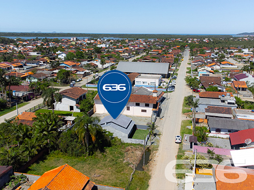 Se você está em busca de um imóvel com excelente potencial para se tornar a casa dos seus sonhos, em uma localização estratégica e a um preço imperdível, acabou de encontrar! Apresentamos uma residência térrea padrão localizada em um dos bairros mais tranquilos de Balneário Barra do Sul, o bairro Costeira. Esta casa, toda construída em laje, oferece comodidade, espaço e uma estrutura robusta, perfeita para quem busca investir em um lar aconchegante.

Com uma generosa área construída de 75m² em um terreno de 300m², essa propriedade destaca-se por sua arquitetura bem planejada e por seus cômodos espaçosos. Ao chegar, você é recebido por um amplo espaço que acomoda até 4 veículos em garagem descoberta, além de uma vaga coberta. A área de convivência é composta por uma integração harmoniosa entre sala de estar, sala de jantar, copa e cozinha conjugada, ideal para criar memoráveis momentos em família ou entre amigos.

O imóvel dispõe ainda de 2 dormitórios confortáveis e um banheiro, além de oferecer uma área de serviço prática e funcional. Para os momentos de lazer, uma área de festas ao ar livre espera por você, cercada por um ambiente murado ou cercado, garantindo privacidade e segurança.

A localização é um dos pontos altos deste imóvel. Situado a apenas 900 metros da aprazível lagoa local, você estará cercado de comodidade e beleza natural. O acesso é fácil e a posição do terreno, voltada para o sul, garante uma iluminação e ventilação natural excepcionais.

Não perca esta oportunidade única de adquirir um imóvel com características tão especiais e localização privilegiada em Santa Catarina. Entre em contato conosco, na 636 Negócios Imobiliários, e agende já a sua visita. Estamos aqui para ajudá-lo a transformar este imóvel na sua nova casa dos sonhos!

 636 NEGÓCIOS IMOBILIÁRIOS: A SUA MELHOR ESCOLHA
Com mais de 30 anos de experiência, a 636 Negócios Imobiliários é sua parceira ideal para encontrar o imóvel perfeito. Estamos prontos para ajudá-lo a fazer deste imóvel o seu novo lar.
 
Telefone: (47) 3451-0636
WhatsApp: (47) 99190-0636
 
Não perca esta oportunidade única. Visite nosso site para mais informações: i636.com.br