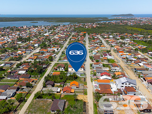 Se você está em busca de um imóvel com excelente potencial para se tornar a casa dos seus sonhos, em uma localização estratégica e a um preço imperdível, acabou de encontrar! Apresentamos uma residência térrea padrão localizada em um dos bairros mais tranquilos de Balneário Barra do Sul, o bairro Costeira. Esta casa, toda construída em laje, oferece comodidade, espaço e uma estrutura robusta, perfeita para quem busca investir em um lar aconchegante.

Com uma generosa área construída de 75m² em um terreno de 300m², essa propriedade destaca-se por sua arquitetura bem planejada e por seus cômodos espaçosos. Ao chegar, você é recebido por um amplo espaço que acomoda até 4 veículos em garagem descoberta, além de uma vaga coberta. A área de convivência é composta por uma integração harmoniosa entre sala de estar, sala de jantar, copa e cozinha conjugada, ideal para criar memoráveis momentos em família ou entre amigos.

O imóvel dispõe ainda de 2 dormitórios confortáveis e um banheiro, além de oferecer uma área de serviço prática e funcional. Para os momentos de lazer, uma área de festas ao ar livre espera por você, cercada por um ambiente murado ou cercado, garantindo privacidade e segurança.

A localização é um dos pontos altos deste imóvel. Situado a apenas 900 metros da aprazível lagoa local, você estará cercado de comodidade e beleza natural. O acesso é fácil e a posição do terreno, voltada para o sul, garante uma iluminação e ventilação natural excepcionais.

Não perca esta oportunidade única de adquirir um imóvel com características tão especiais e localização privilegiada em Santa Catarina. Entre em contato conosco, na 636 Negócios Imobiliários, e agende já a sua visita. Estamos aqui para ajudá-lo a transformar este imóvel na sua nova casa dos sonhos!

 636 NEGÓCIOS IMOBILIÁRIOS: A SUA MELHOR ESCOLHA
Com mais de 30 anos de experiência, a 636 Negócios Imobiliários é sua parceira ideal para encontrar o imóvel perfeito. Estamos prontos para ajudá-lo a fazer deste imóvel o seu novo lar.
 
Telefone: (47) 3451-0636
WhatsApp: (47) 99190-0636
 
Não perca esta oportunidade única. Visite nosso site para mais informações: i636.com.br