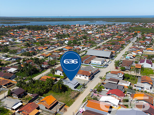Se você está em busca de um imóvel com excelente potencial para se tornar a casa dos seus sonhos, em uma localização estratégica e a um preço imperdível, acabou de encontrar! Apresentamos uma residência térrea padrão localizada em um dos bairros mais tranquilos de Balneário Barra do Sul, o bairro Costeira. Esta casa, toda construída em laje, oferece comodidade, espaço e uma estrutura robusta, perfeita para quem busca investir em um lar aconchegante.

Com uma generosa área construída de 75m² em um terreno de 300m², essa propriedade destaca-se por sua arquitetura bem planejada e por seus cômodos espaçosos. Ao chegar, você é recebido por um amplo espaço que acomoda até 4 veículos em garagem descoberta, além de uma vaga coberta. A área de convivência é composta por uma integração harmoniosa entre sala de estar, sala de jantar, copa e cozinha conjugada, ideal para criar memoráveis momentos em família ou entre amigos.

O imóvel dispõe ainda de 2 dormitórios confortáveis e um banheiro, além de oferecer uma área de serviço prática e funcional. Para os momentos de lazer, uma área de festas ao ar livre espera por você, cercada por um ambiente murado ou cercado, garantindo privacidade e segurança.

A localização é um dos pontos altos deste imóvel. Situado a apenas 900 metros da aprazível lagoa local, você estará cercado de comodidade e beleza natural. O acesso é fácil e a posição do terreno, voltada para o sul, garante uma iluminação e ventilação natural excepcionais.

Não perca esta oportunidade única de adquirir um imóvel com características tão especiais e localização privilegiada em Santa Catarina. Entre em contato conosco, na 636 Negócios Imobiliários, e agende já a sua visita. Estamos aqui para ajudá-lo a transformar este imóvel na sua nova casa dos sonhos!

 636 NEGÓCIOS IMOBILIÁRIOS: A SUA MELHOR ESCOLHA
Com mais de 30 anos de experiência, a 636 Negócios Imobiliários é sua parceira ideal para encontrar o imóvel perfeito. Estamos prontos para ajudá-lo a fazer deste imóvel o seu novo lar.
 
Telefone: (47) 3451-0636
WhatsApp: (47) 99190-0636
 
Não perca esta oportunidade única. Visite nosso site para mais informações: i636.com.br