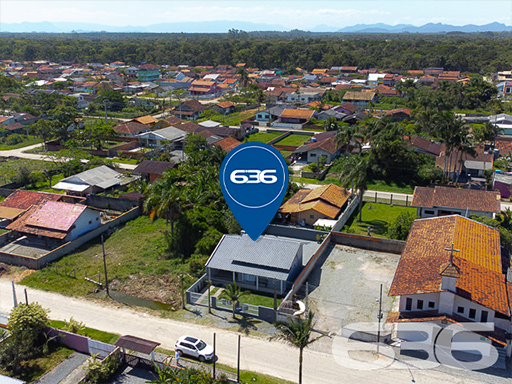 Se você está em busca de um imóvel com excelente potencial para se tornar a casa dos seus sonhos, em uma localização estratégica e a um preço imperdível, acabou de encontrar! Apresentamos uma residência térrea padrão localizada em um dos bairros mais tranquilos de Balneário Barra do Sul, o bairro Costeira. Esta casa, toda construída em laje, oferece comodidade, espaço e uma estrutura robusta, perfeita para quem busca investir em um lar aconchegante.

Com uma generosa área construída de 75m² em um terreno de 300m², essa propriedade destaca-se por sua arquitetura bem planejada e por seus cômodos espaçosos. Ao chegar, você é recebido por um amplo espaço que acomoda até 4 veículos em garagem descoberta, além de uma vaga coberta. A área de convivência é composta por uma integração harmoniosa entre sala de estar, sala de jantar, copa e cozinha conjugada, ideal para criar memoráveis momentos em família ou entre amigos.

O imóvel dispõe ainda de 2 dormitórios confortáveis e um banheiro, além de oferecer uma área de serviço prática e funcional. Para os momentos de lazer, uma área de festas ao ar livre espera por você, cercada por um ambiente murado ou cercado, garantindo privacidade e segurança.

A localização é um dos pontos altos deste imóvel. Situado a apenas 900 metros da aprazível lagoa local, você estará cercado de comodidade e beleza natural. O acesso é fácil e a posição do terreno, voltada para o sul, garante uma iluminação e ventilação natural excepcionais.

Não perca esta oportunidade única de adquirir um imóvel com características tão especiais e localização privilegiada em Santa Catarina. Entre em contato conosco, na 636 Negócios Imobiliários, e agende já a sua visita. Estamos aqui para ajudá-lo a transformar este imóvel na sua nova casa dos sonhos!

 636 NEGÓCIOS IMOBILIÁRIOS: A SUA MELHOR ESCOLHA
Com mais de 30 anos de experiência, a 636 Negócios Imobiliários é sua parceira ideal para encontrar o imóvel perfeito. Estamos prontos para ajudá-lo a fazer deste imóvel o seu novo lar.
 
Telefone: (47) 3451-0636
WhatsApp: (47) 99190-0636
 
Não perca esta oportunidade única. Visite nosso site para mais informações: i636.com.br