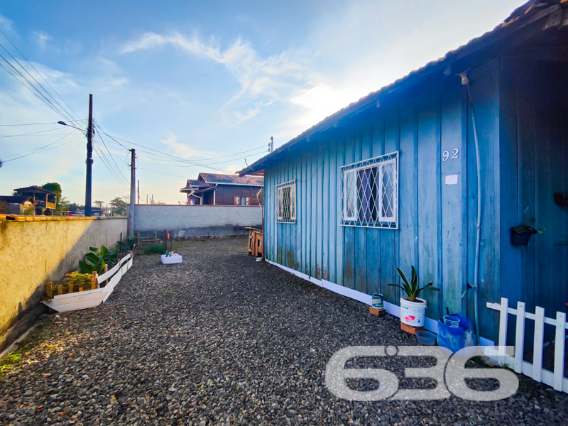 Oportunidade em Balneário Barra do Sul/SC – Terreno de esquina com duas casas prontas para morar ou investir!

Para você que busca um imóvel com amplo terreno, estrutura funcional e excelente localização, esta é a oportunidade ideal! Apresentamos este imóvel situado no bairro Costeira, em Balneário Barra do Sul/SC, com terreno de 429,77m², plano, murado, britado e com duas casas independentes, ideal tanto para moradia quanto para gerar renda com aluguel.

A casa principal, com cerca de 50m², é em madeira e contempla 3 dormitórios, sala de estar, cozinha e 1 banheiro, além de garagem coberta. A segunda casa, em alvenaria, conta com 30m² bem distribuídos em 1 dormitório, cozinha e banheiro. A varanda coberta é um convite para momentos tranquilos ao ar livre, rodeado por canteiros floridos e um ambiente familiar.

Destaques do imóvel:
* Terreno amplo e regular
* Duas casas independentes (ideal para morar e alugar)
* Totalmente murado, com portão e britado
* Conexão de internet via fibra

Se você busca um imóvel com ótimo custo-benefício, pronto para uso, com múltiplas possibilidades de ocupação e localização valorizada, esta é sua chance! Entre em contato com a 636 Negócios Imobiliários e agende uma visita. Temos mais de 30 anos de experiência intermediando negócios com excelência técnico-jurídica, sempre com o objetivo de entregar segurança, transparência e resultado aos nossos clientes.

636 Negócios Imobiliários – Só se constrói uma grande empresa com grandes pessoas.
 
636 NEGÓCIOS IMOBILIÁRIOS: A SUA MELHOR ESCOLHA
Com mais de 30 anos de experiência, a 636 Negócios Imobiliários é sua parceira ideal para encontrar o imóvel perfeito. Estamos prontos para ajudá-lo a fazer deste imóvel o seu novo lar.
 
Telefone: (47) 3451-0636
WhatsApp: (47) 99190-0636
 
Não perca esta oportunidade única. Visite nosso site para mais informações: i636.com.br