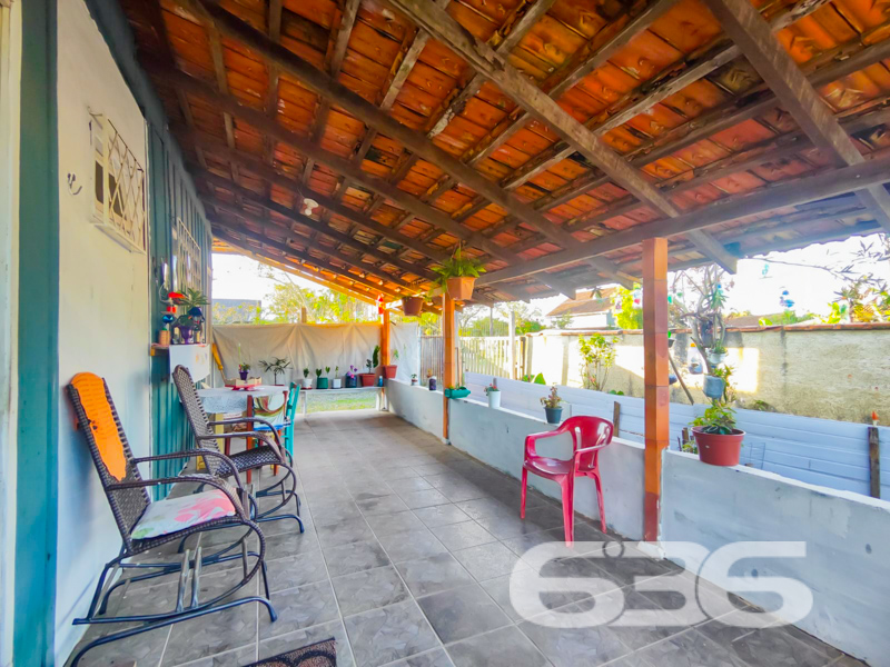 Oportunidade em Balneário Barra do Sul/SC – Terreno de esquina com duas casas prontas para morar ou investir!

Para você que busca um imóvel com amplo terreno, estrutura funcional e excelente localização, esta é a oportunidade ideal! Apresentamos este imóvel situado no bairro Costeira, em Balneário Barra do Sul/SC, com terreno de 429,77m², plano, murado, britado e com duas casas independentes, ideal tanto para moradia quanto para gerar renda com aluguel.

A casa principal, com cerca de 50m², é em madeira e contempla 3 dormitórios, sala de estar, cozinha e 1 banheiro, além de garagem coberta. A segunda casa, em alvenaria, conta com 30m² bem distribuídos em 1 dormitório, cozinha e banheiro. A varanda coberta é um convite para momentos tranquilos ao ar livre, rodeado por canteiros floridos e um ambiente familiar.

Destaques do imóvel:
* Terreno amplo e regular
* Duas casas independentes (ideal para morar e alugar)
* Totalmente murado, com portão e britado
* Conexão de internet via fibra

Se você busca um imóvel com ótimo custo-benefício, pronto para uso, com múltiplas possibilidades de ocupação e localização valorizada, esta é sua chance! Entre em contato com a 636 Negócios Imobiliários e agende uma visita. Temos mais de 30 anos de experiência intermediando negócios com excelência técnico-jurídica, sempre com o objetivo de entregar segurança, transparência e resultado aos nossos clientes.

636 Negócios Imobiliários – Só se constrói uma grande empresa com grandes pessoas.
 
636 NEGÓCIOS IMOBILIÁRIOS: A SUA MELHOR ESCOLHA
Com mais de 30 anos de experiência, a 636 Negócios Imobiliários é sua parceira ideal para encontrar o imóvel perfeito. Estamos prontos para ajudá-lo a fazer deste imóvel o seu novo lar.
 
Telefone: (47) 3451-0636
WhatsApp: (47) 99190-0636
 
Não perca esta oportunidade única. Visite nosso site para mais informações: i636.com.br