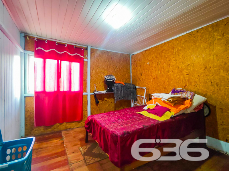 Oportunidade em Balneário Barra do Sul/SC – Terreno de esquina com duas casas prontas para morar ou investir!

Para você que busca um imóvel com amplo terreno, estrutura funcional e excelente localização, esta é a oportunidade ideal! Apresentamos este imóvel situado no bairro Costeira, em Balneário Barra do Sul/SC, com terreno de 429,77m², plano, murado, britado e com duas casas independentes, ideal tanto para moradia quanto para gerar renda com aluguel.

A casa principal, com cerca de 50m², é em madeira e contempla 3 dormitórios, sala de estar, cozinha e 1 banheiro, além de garagem coberta. A segunda casa, em alvenaria, conta com 30m² bem distribuídos em 1 dormitório, cozinha e banheiro. A varanda coberta é um convite para momentos tranquilos ao ar livre, rodeado por canteiros floridos e um ambiente familiar.

Destaques do imóvel:
* Terreno amplo e regular
* Duas casas independentes (ideal para morar e alugar)
* Totalmente murado, com portão e britado
* Conexão de internet via fibra

Se você busca um imóvel com ótimo custo-benefício, pronto para uso, com múltiplas possibilidades de ocupação e localização valorizada, esta é sua chance! Entre em contato com a 636 Negócios Imobiliários e agende uma visita. Temos mais de 30 anos de experiência intermediando negócios com excelência técnico-jurídica, sempre com o objetivo de entregar segurança, transparência e resultado aos nossos clientes.

636 Negócios Imobiliários – Só se constrói uma grande empresa com grandes pessoas.
 
636 NEGÓCIOS IMOBILIÁRIOS: A SUA MELHOR ESCOLHA
Com mais de 30 anos de experiência, a 636 Negócios Imobiliários é sua parceira ideal para encontrar o imóvel perfeito. Estamos prontos para ajudá-lo a fazer deste imóvel o seu novo lar.
 
Telefone: (47) 3451-0636
WhatsApp: (47) 99190-0636
 
Não perca esta oportunidade única. Visite nosso site para mais informações: i636.com.br