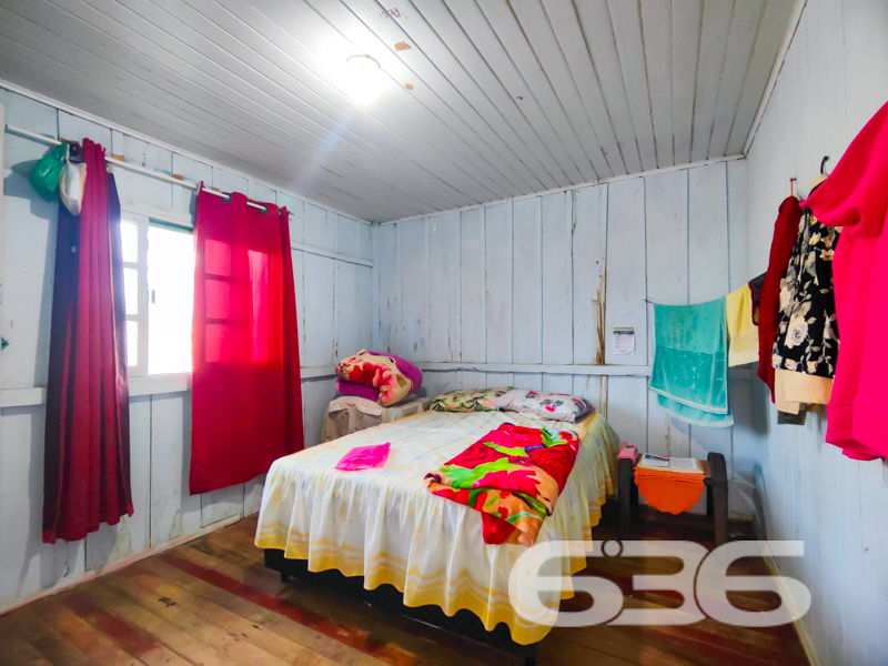 Oportunidade em Balneário Barra do Sul/SC – Terreno de esquina com duas casas prontas para morar ou investir!

Para você que busca um imóvel com amplo terreno, estrutura funcional e excelente localização, esta é a oportunidade ideal! Apresentamos este imóvel situado no bairro Costeira, em Balneário Barra do Sul/SC, com terreno de 429,77m², plano, murado, britado e com duas casas independentes, ideal tanto para moradia quanto para gerar renda com aluguel.

A casa principal, com cerca de 50m², é em madeira e contempla 3 dormitórios, sala de estar, cozinha e 1 banheiro, além de garagem coberta. A segunda casa, em alvenaria, conta com 30m² bem distribuídos em 1 dormitório, cozinha e banheiro. A varanda coberta é um convite para momentos tranquilos ao ar livre, rodeado por canteiros floridos e um ambiente familiar.

Destaques do imóvel:
* Terreno amplo e regular
* Duas casas independentes (ideal para morar e alugar)
* Totalmente murado, com portão e britado
* Conexão de internet via fibra

Se você busca um imóvel com ótimo custo-benefício, pronto para uso, com múltiplas possibilidades de ocupação e localização valorizada, esta é sua chance! Entre em contato com a 636 Negócios Imobiliários e agende uma visita. Temos mais de 30 anos de experiência intermediando negócios com excelência técnico-jurídica, sempre com o objetivo de entregar segurança, transparência e resultado aos nossos clientes.

636 Negócios Imobiliários – Só se constrói uma grande empresa com grandes pessoas.
 
636 NEGÓCIOS IMOBILIÁRIOS: A SUA MELHOR ESCOLHA
Com mais de 30 anos de experiência, a 636 Negócios Imobiliários é sua parceira ideal para encontrar o imóvel perfeito. Estamos prontos para ajudá-lo a fazer deste imóvel o seu novo lar.
 
Telefone: (47) 3451-0636
WhatsApp: (47) 99190-0636
 
Não perca esta oportunidade única. Visite nosso site para mais informações: i636.com.br