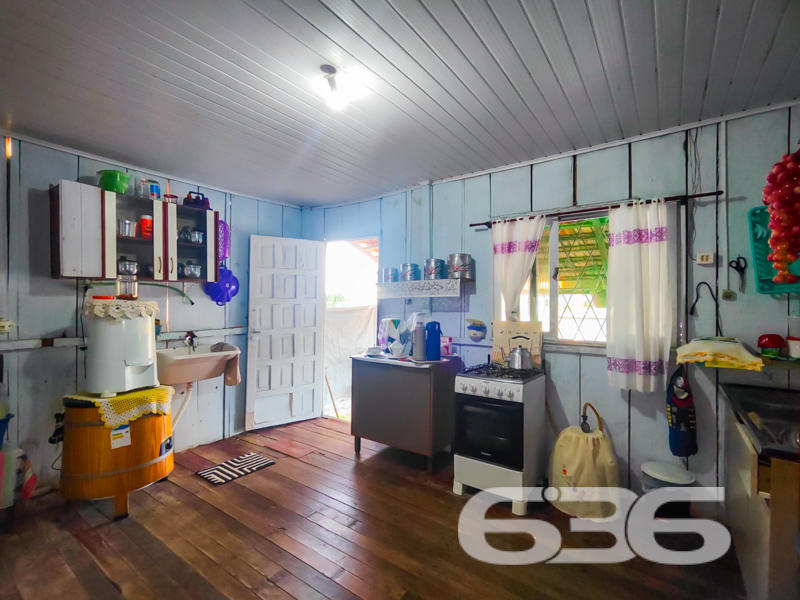 Oportunidade em Balneário Barra do Sul/SC – Terreno de esquina com duas casas prontas para morar ou investir!

Para você que busca um imóvel com amplo terreno, estrutura funcional e excelente localização, esta é a oportunidade ideal! Apresentamos este imóvel situado no bairro Costeira, em Balneário Barra do Sul/SC, com terreno de 429,77m², plano, murado, britado e com duas casas independentes, ideal tanto para moradia quanto para gerar renda com aluguel.

A casa principal, com cerca de 50m², é em madeira e contempla 3 dormitórios, sala de estar, cozinha e 1 banheiro, além de garagem coberta. A segunda casa, em alvenaria, conta com 30m² bem distribuídos em 1 dormitório, cozinha e banheiro. A varanda coberta é um convite para momentos tranquilos ao ar livre, rodeado por canteiros floridos e um ambiente familiar.

Destaques do imóvel:
* Terreno amplo e regular
* Duas casas independentes (ideal para morar e alugar)
* Totalmente murado, com portão e britado
* Conexão de internet via fibra

Se você busca um imóvel com ótimo custo-benefício, pronto para uso, com múltiplas possibilidades de ocupação e localização valorizada, esta é sua chance! Entre em contato com a 636 Negócios Imobiliários e agende uma visita. Temos mais de 30 anos de experiência intermediando negócios com excelência técnico-jurídica, sempre com o objetivo de entregar segurança, transparência e resultado aos nossos clientes.

636 Negócios Imobiliários – Só se constrói uma grande empresa com grandes pessoas.
 
636 NEGÓCIOS IMOBILIÁRIOS: A SUA MELHOR ESCOLHA
Com mais de 30 anos de experiência, a 636 Negócios Imobiliários é sua parceira ideal para encontrar o imóvel perfeito. Estamos prontos para ajudá-lo a fazer deste imóvel o seu novo lar.
 
Telefone: (47) 3451-0636
WhatsApp: (47) 99190-0636
 
Não perca esta oportunidade única. Visite nosso site para mais informações: i636.com.br