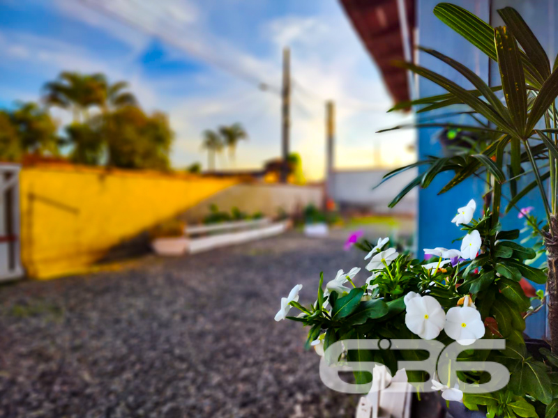 Oportunidade em Balneário Barra do Sul/SC – Terreno de esquina com duas casas prontas para morar ou investir!

Para você que busca um imóvel com amplo terreno, estrutura funcional e excelente localização, esta é a oportunidade ideal! Apresentamos este imóvel situado no bairro Costeira, em Balneário Barra do Sul/SC, com terreno de 429,77m², plano, murado, britado e com duas casas independentes, ideal tanto para moradia quanto para gerar renda com aluguel.

A casa principal, com cerca de 50m², é em madeira e contempla 3 dormitórios, sala de estar, cozinha e 1 banheiro, além de garagem coberta. A segunda casa, em alvenaria, conta com 30m² bem distribuídos em 1 dormitório, cozinha e banheiro. A varanda coberta é um convite para momentos tranquilos ao ar livre, rodeado por canteiros floridos e um ambiente familiar.

Destaques do imóvel:
* Terreno amplo e regular
* Duas casas independentes (ideal para morar e alugar)
* Totalmente murado, com portão e britado
* Conexão de internet via fibra

Se você busca um imóvel com ótimo custo-benefício, pronto para uso, com múltiplas possibilidades de ocupação e localização valorizada, esta é sua chance! Entre em contato com a 636 Negócios Imobiliários e agende uma visita. Temos mais de 30 anos de experiência intermediando negócios com excelência técnico-jurídica, sempre com o objetivo de entregar segurança, transparência e resultado aos nossos clientes.

636 Negócios Imobiliários – Só se constrói uma grande empresa com grandes pessoas.
 
636 NEGÓCIOS IMOBILIÁRIOS: A SUA MELHOR ESCOLHA
Com mais de 30 anos de experiência, a 636 Negócios Imobiliários é sua parceira ideal para encontrar o imóvel perfeito. Estamos prontos para ajudá-lo a fazer deste imóvel o seu novo lar.
 
Telefone: (47) 3451-0636
WhatsApp: (47) 99190-0636
 
Não perca esta oportunidade única. Visite nosso site para mais informações: i636.com.br