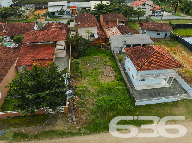 Anúncio de Venda: Terreno em Balneário Barra do Sul, SC – Uma Oportunidade Única para Construir o Lar dos Sonhos
A 636 Negócios Imobiliários tem o prazer de apresentar uma excepcional oportunidade de investimento ou construção residencial em Balneário Barra do Sul, SC.
Características do Terreno:
Área Total: 300 m²
Este terreno oferece uma tela em branco para você criar um lar que reflete seu estilo de vida, seja ele voltado para a tranquilidade ou para o entretenimento. Localizado estrategicamente em uma rua tranquila, você terá a privacidade desejada enquanto permanece próximo de várias comodidades essenciais.
Viva em Harmonia com a Natureza:
Balneário Barra do Sul é famoso por suas praias deslumbrantes e uma comunidade acolhedora. O bairro de Pinheiros é especialmente charmoso, com acesso fácil a áreas de lazer e pontos de interesse naturais, fazendo deste terreno um investimento perfeito tanto para residência quanto para férias.
Por que escolher a 636 Negócios Imobiliários?
Com mais de 30 anos de experiência, nossa equipe é reconhecida por sua excelência técnico-jurídica em transações imobiliárias. Nosso compromisso é garantir uma experiência de compra transparente e sem estresse, ajudando você a fazer o melhor investimento.
Investimento Seguro e Valorizado:
Investir em Balneário Barra do Sul é garantir uma valorização constante devido ao crescimento e desenvolvimento da região. Aproveite a oportunidade de adquirir um dos terrenos mais cobiçados do mercado.
Para mais informações e para agendar uma visita, contate a 636 Negócios Imobiliários hoje mesmo. Nossos consultores estão prontos para ajudá-lo a dar o próximo grande passo em sua vida. Construa sua casa e crie memórias inesquecíveis no coração de Balneário Barra do Sul.
636 NEGÓCIOS IMOBILIÁRIOS: A SUA MELHOR ESCOLHA
Com mais de 30 anos de experiência, a 636 Negócios Imobiliários é sua parceira ideal para encontrar o imóvel perfeito. Estamos prontos para ajudá-lo a fazer deste imóvel o seu novo lar.
Telefone: (47) 3451-0636
WhatsApp: (47) 99190-0636
Não perca esta oportunidade única. Visite nosso site para mais informações: i636.com.br